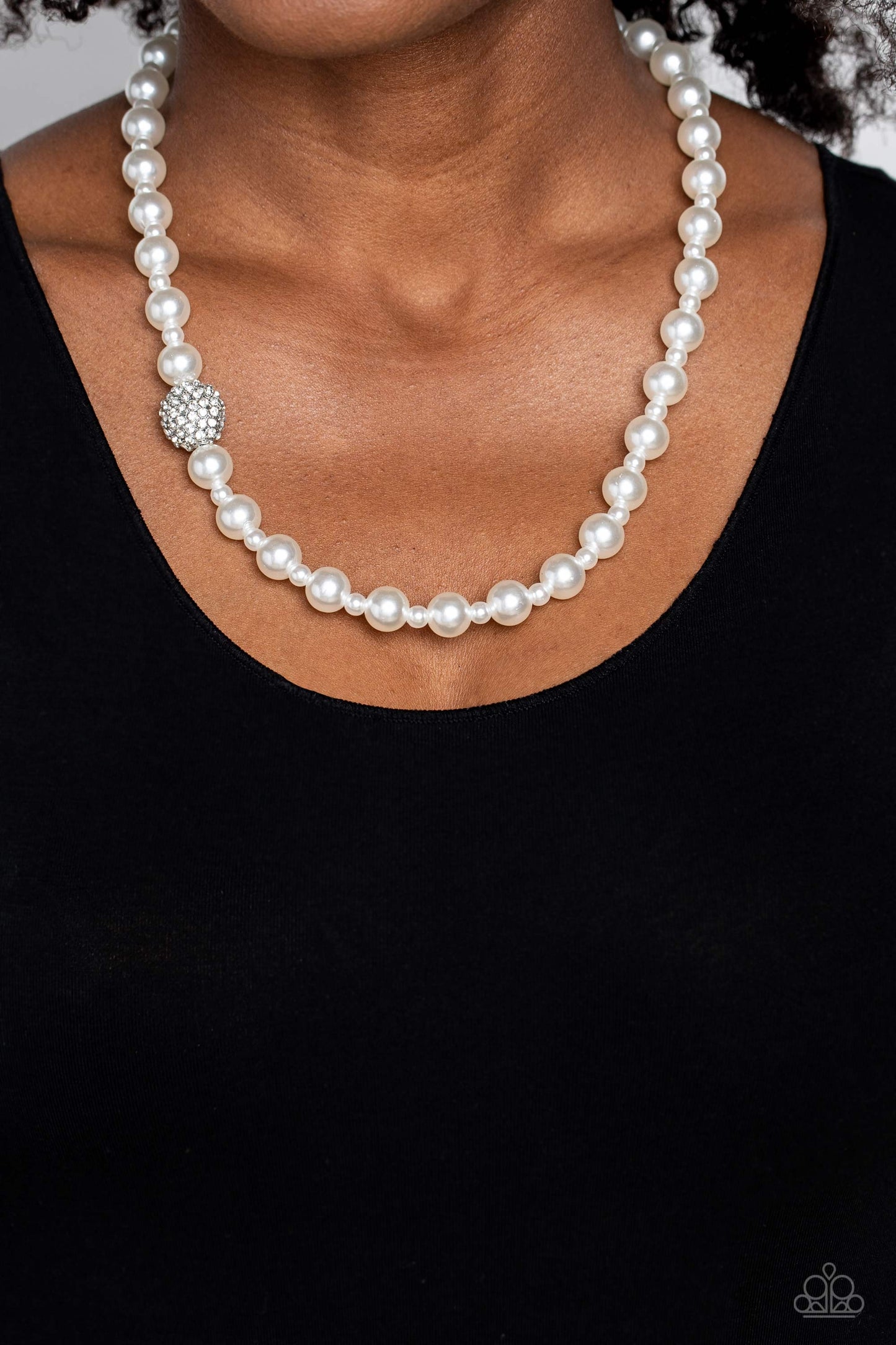Countess Chic - white - Paparazzi necklace
