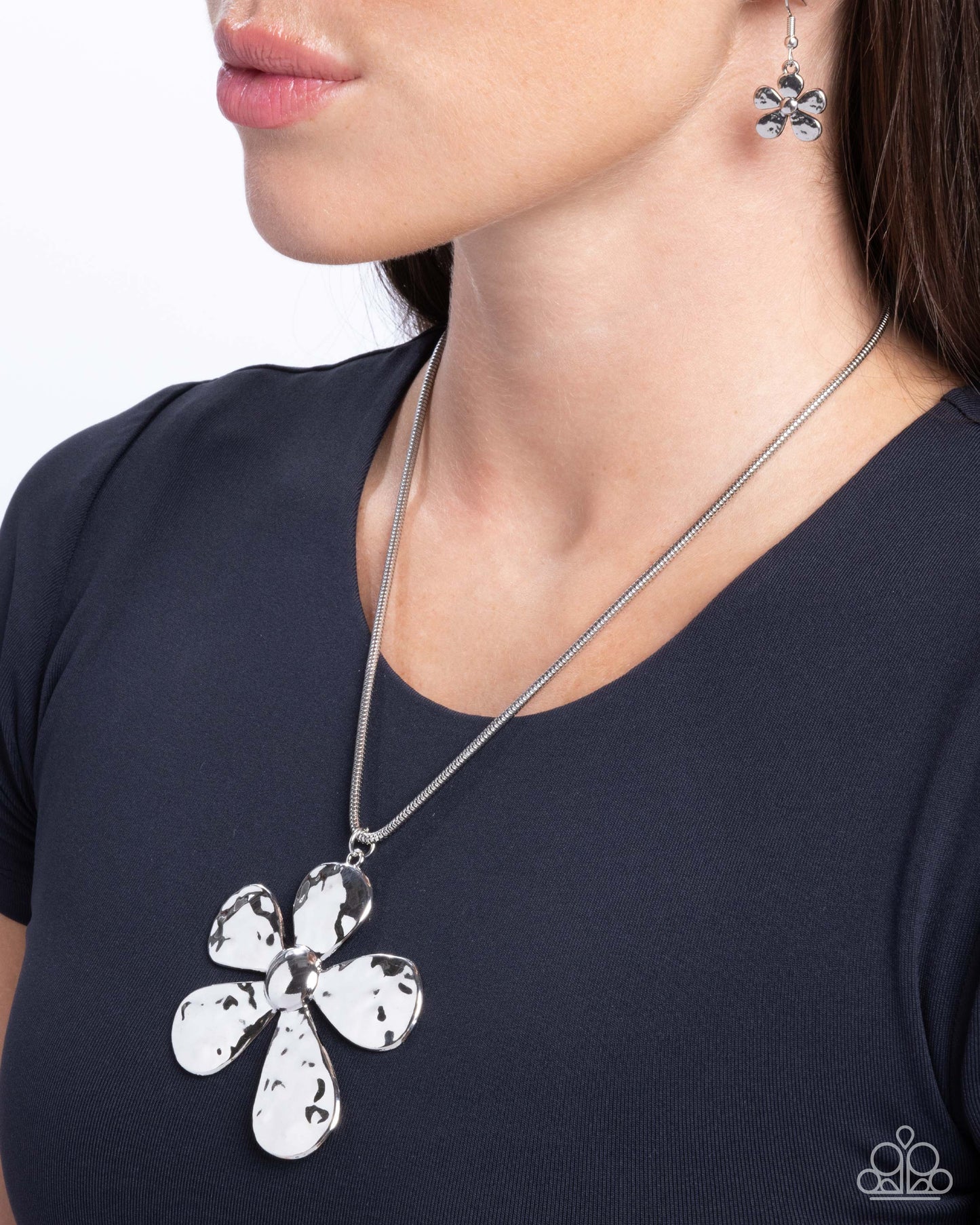 Gratifying Garden - silver - Paparazzi necklace