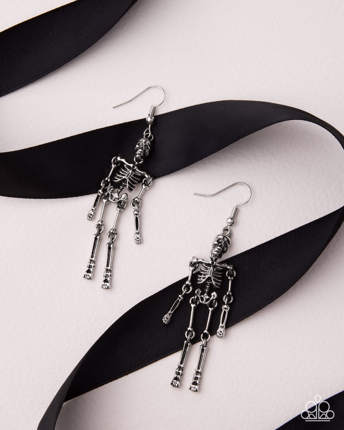 Rattle My Bones - silver - Paparazzi earrings