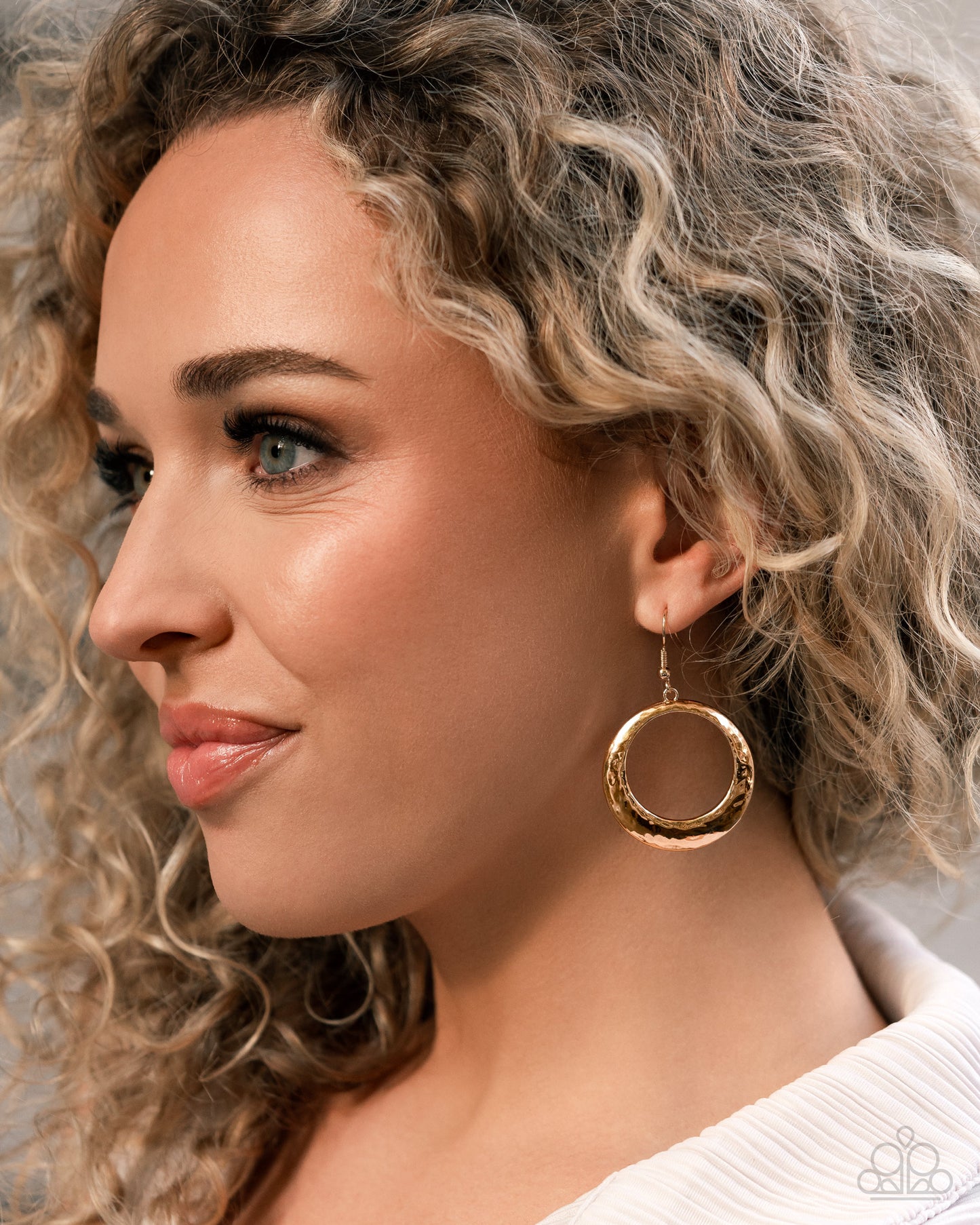 Retro Radius - gold - Paparazzi earrings