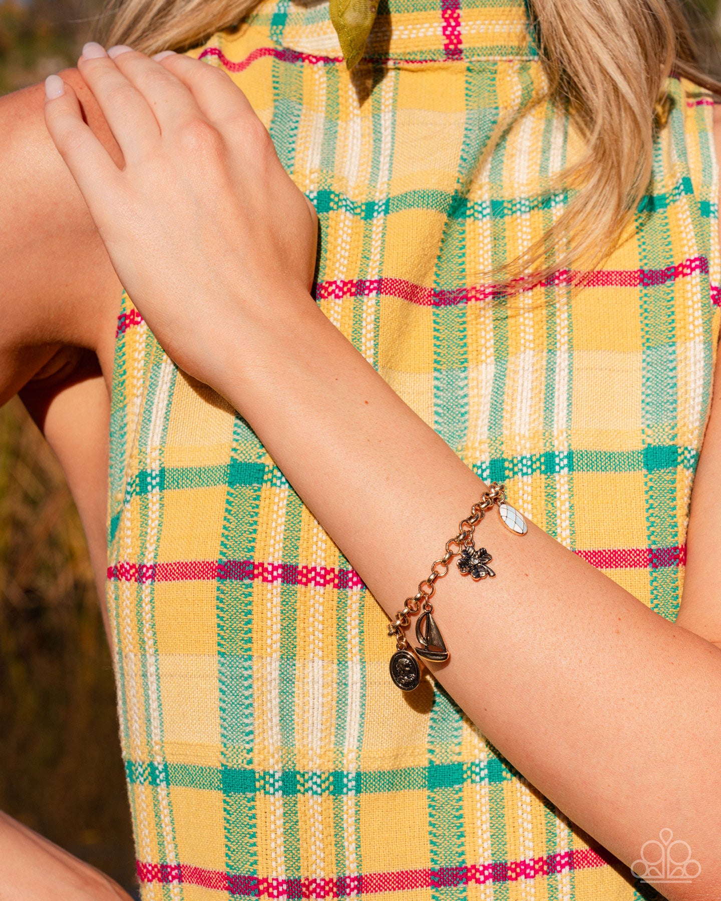 Sailing Through Life - gold - Paparazzi bracelet