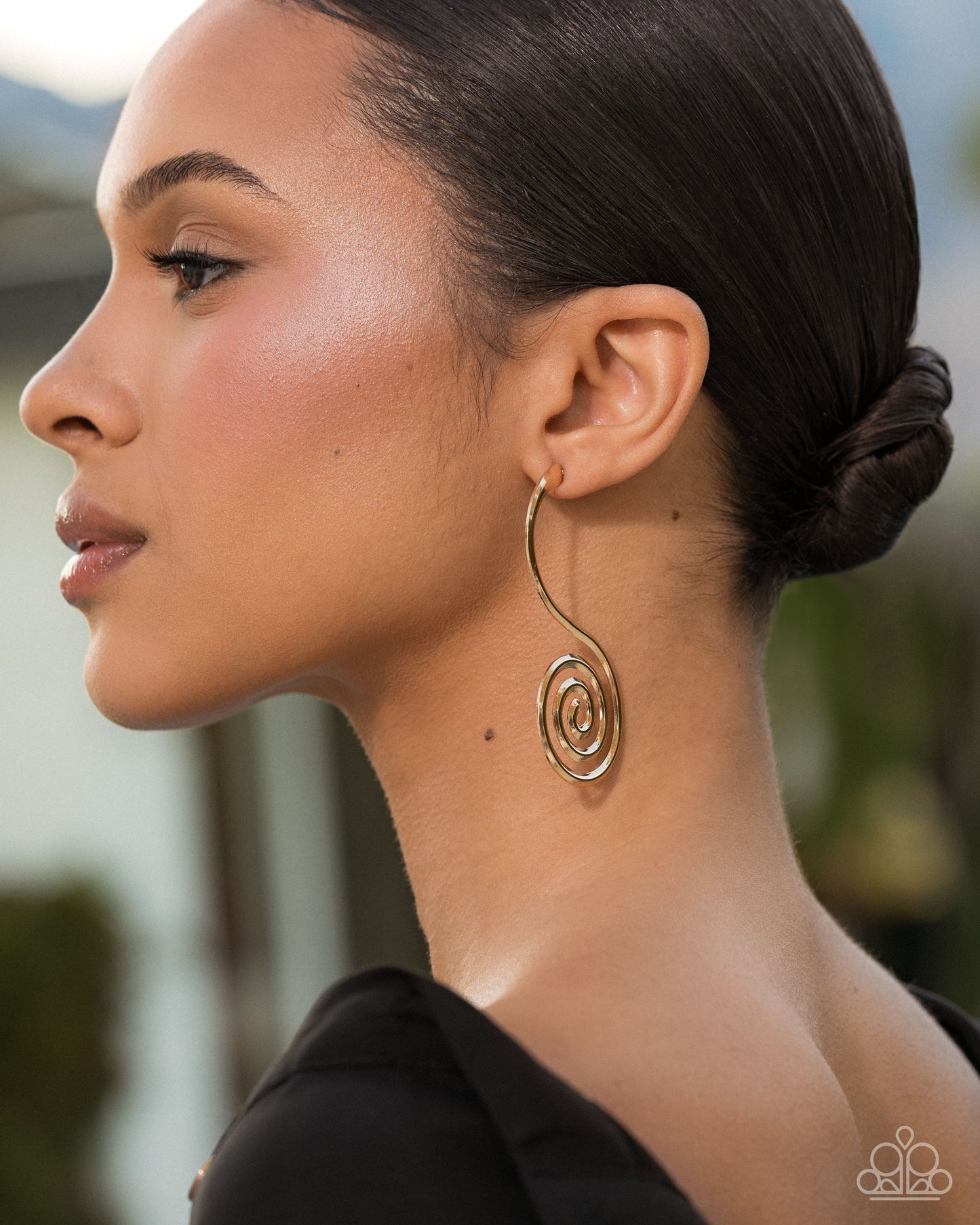Spiral Showcase - gold - Paparazzi earrings