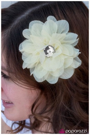 Snow White - Paparazzi Accessories hair clip