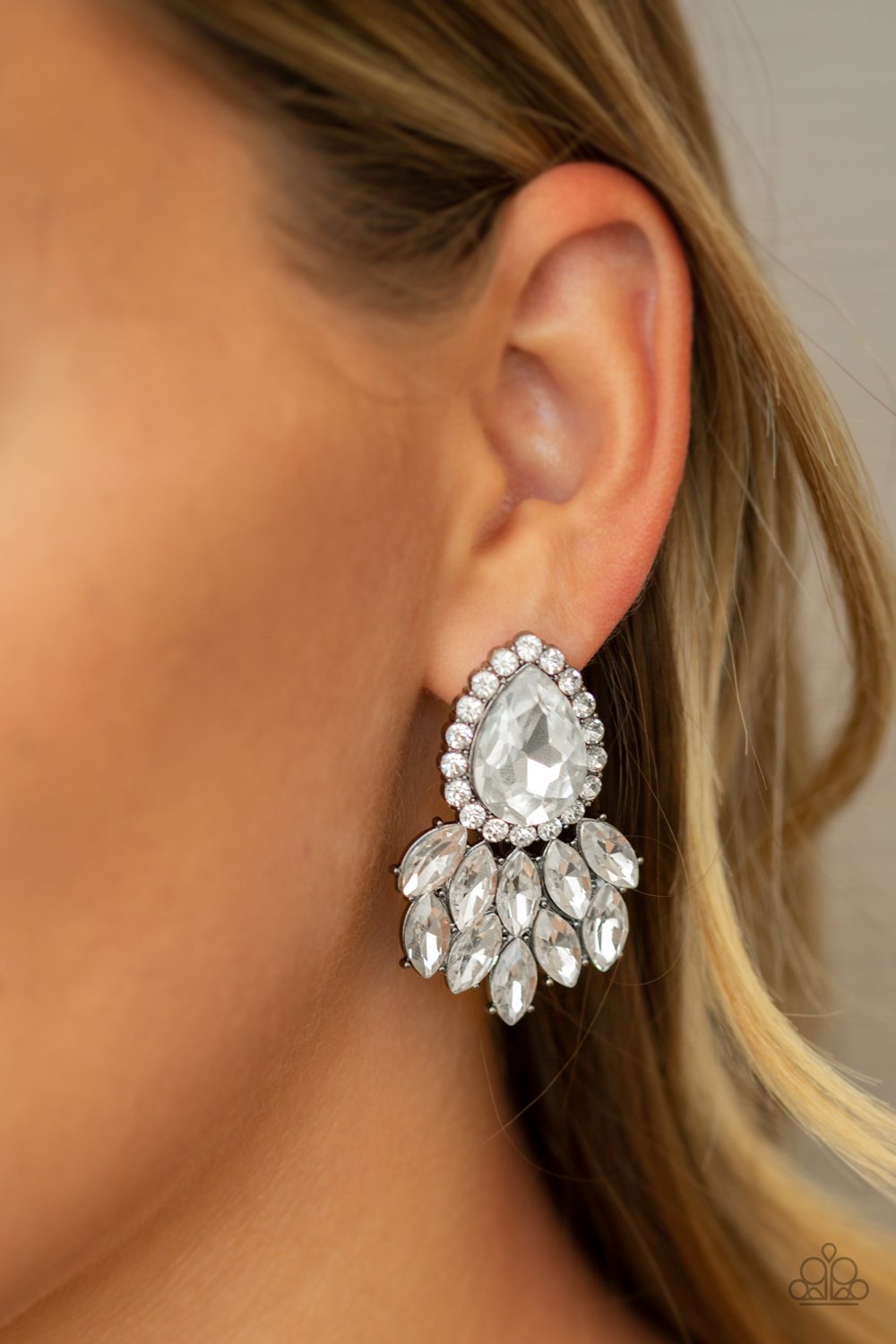 A Breath of Fresh HEIR-black-Paparazzi earrings