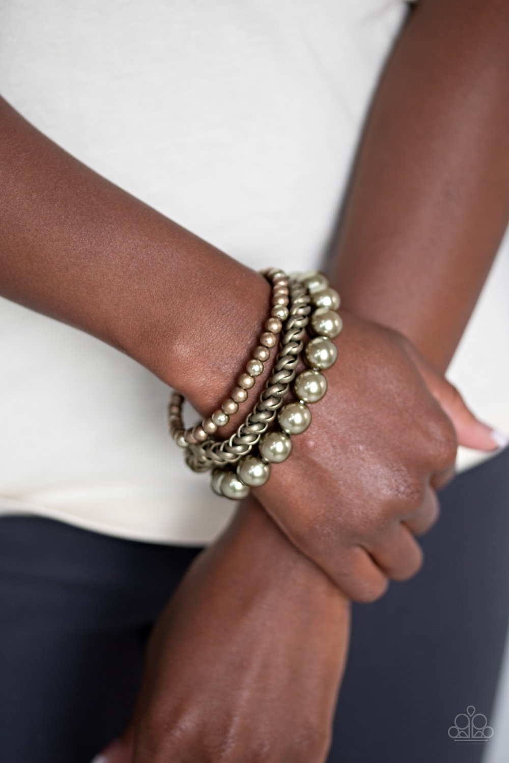 A PEARL-fect Ten-brass-Paparazzi bracelet