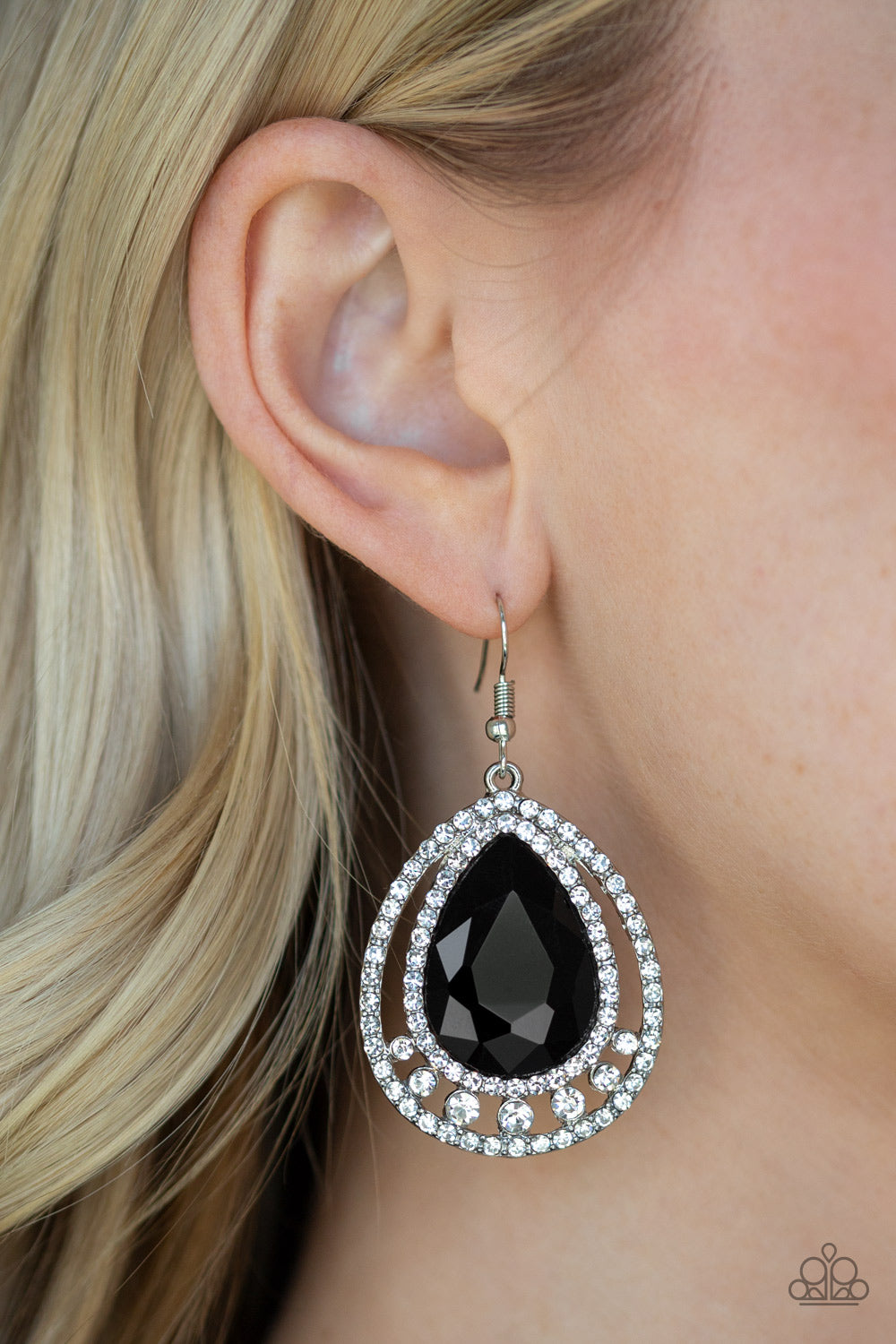 All Rise for Her Majesty - black - Paparazzi earrings