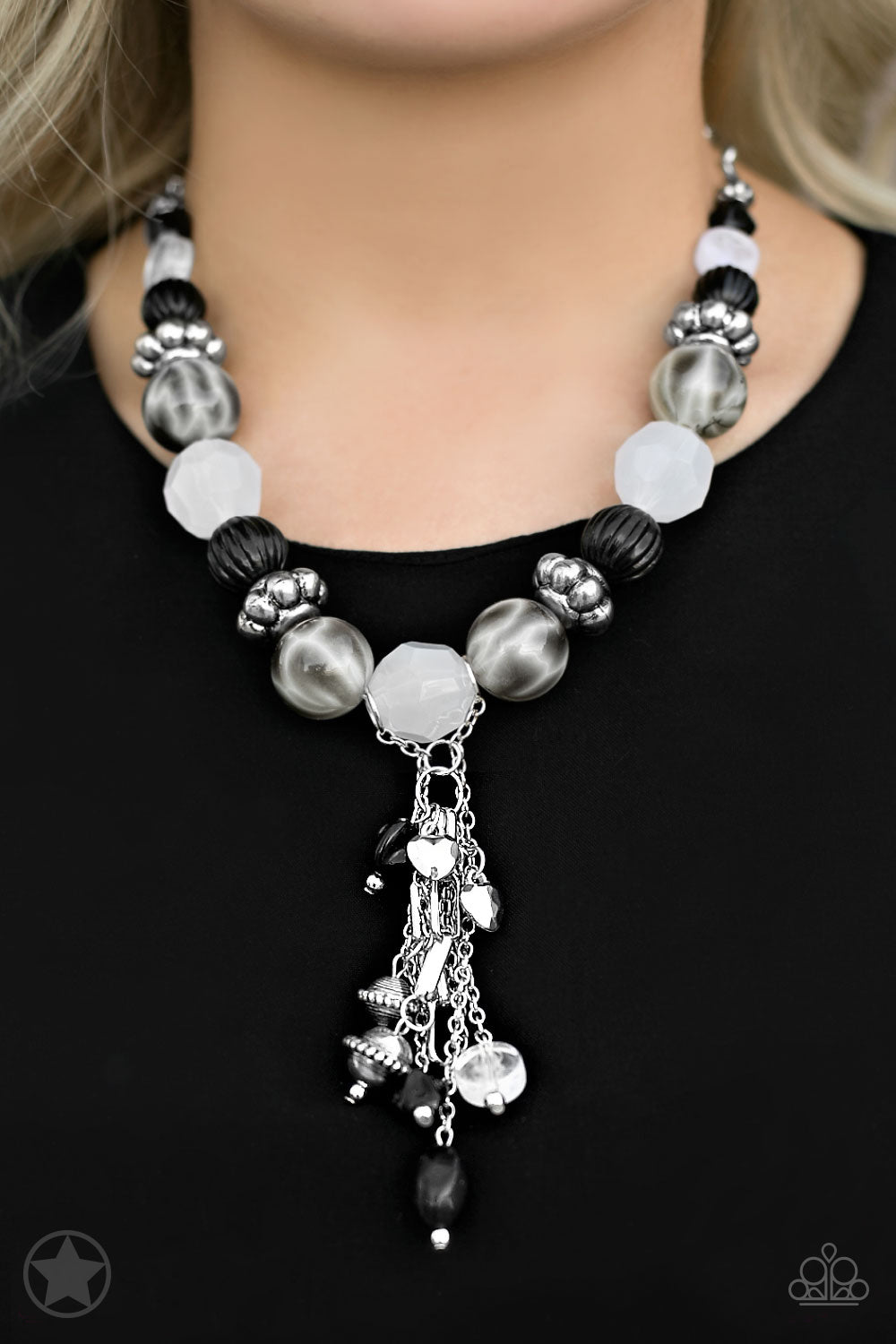 Break a Leg - black - Paparazzi necklace