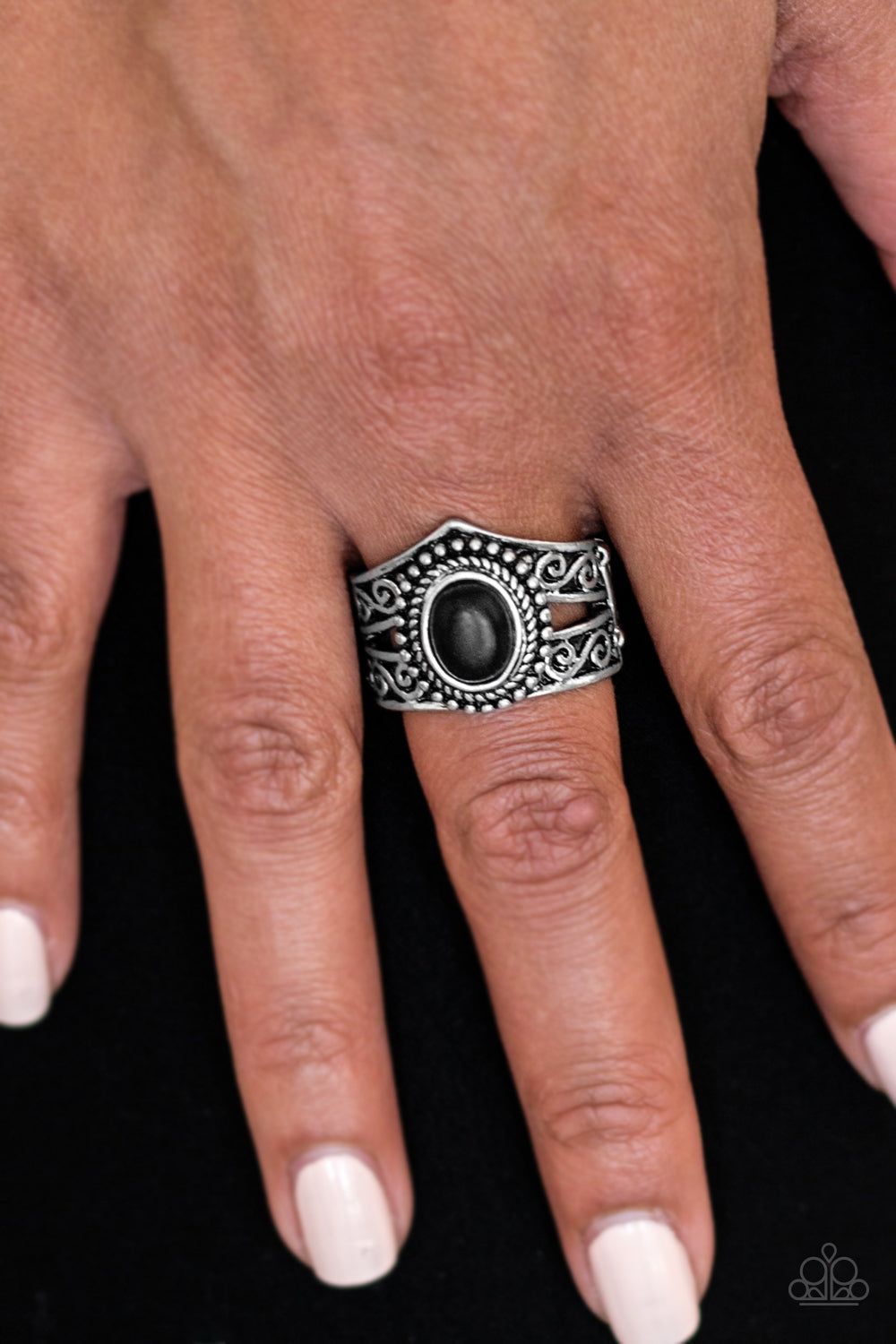Chief of CHIC - black - Paparazzi ring