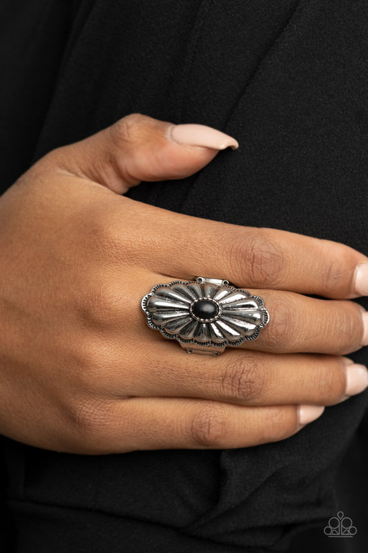 Cottage Couture - black - Paparazzi ring