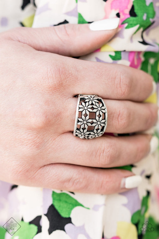 Crazy About Daisies - silver - Paparazzi ring