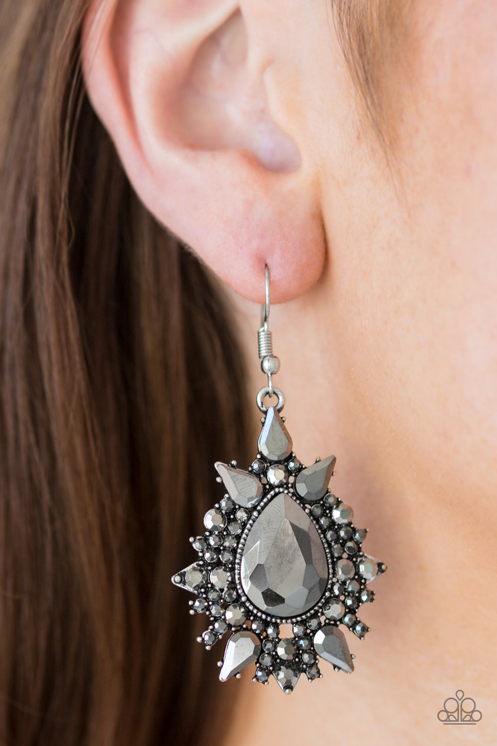 Diva Decor - silver - Paparazzi earrings
