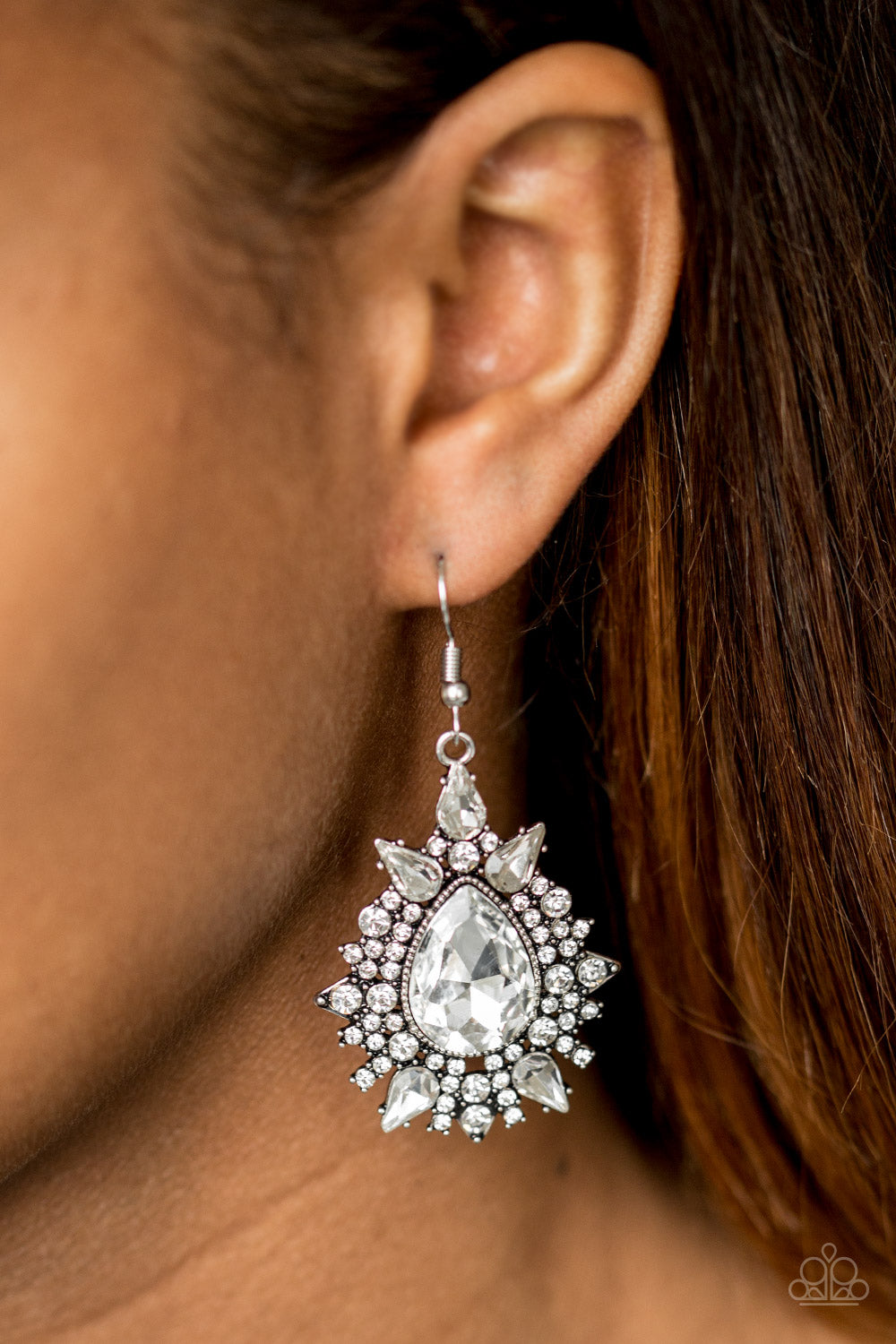 Diva Decor - white - Paparazzi earrings