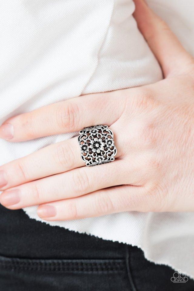 Divinely Daisy - silver - Paparazzi ring