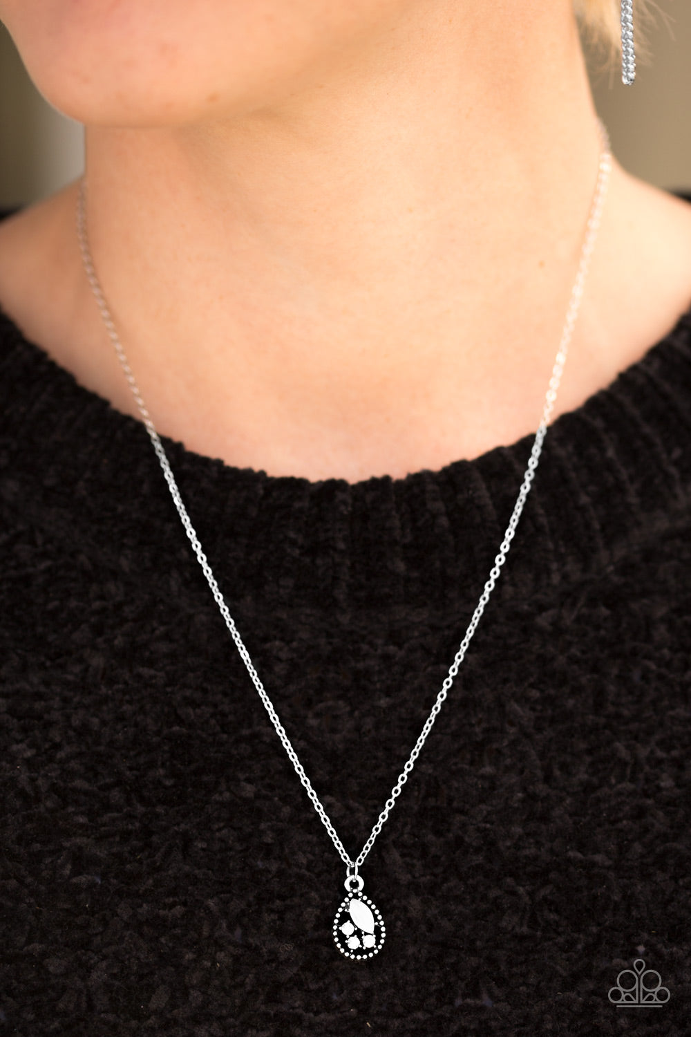 Drop and Shimmer - white - Paparazzi necklace