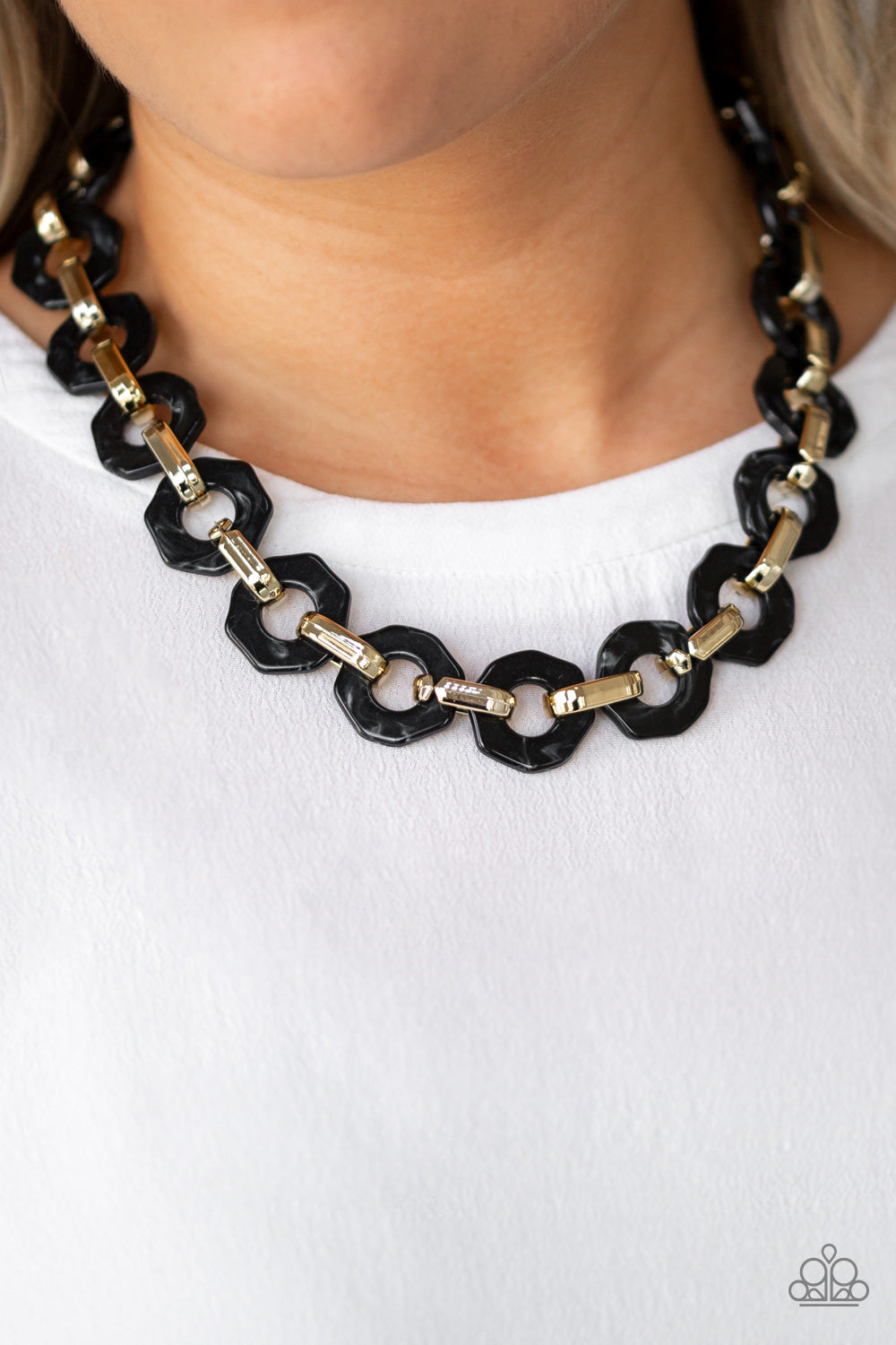Fashionista Fever - black - Paparazzi necklace