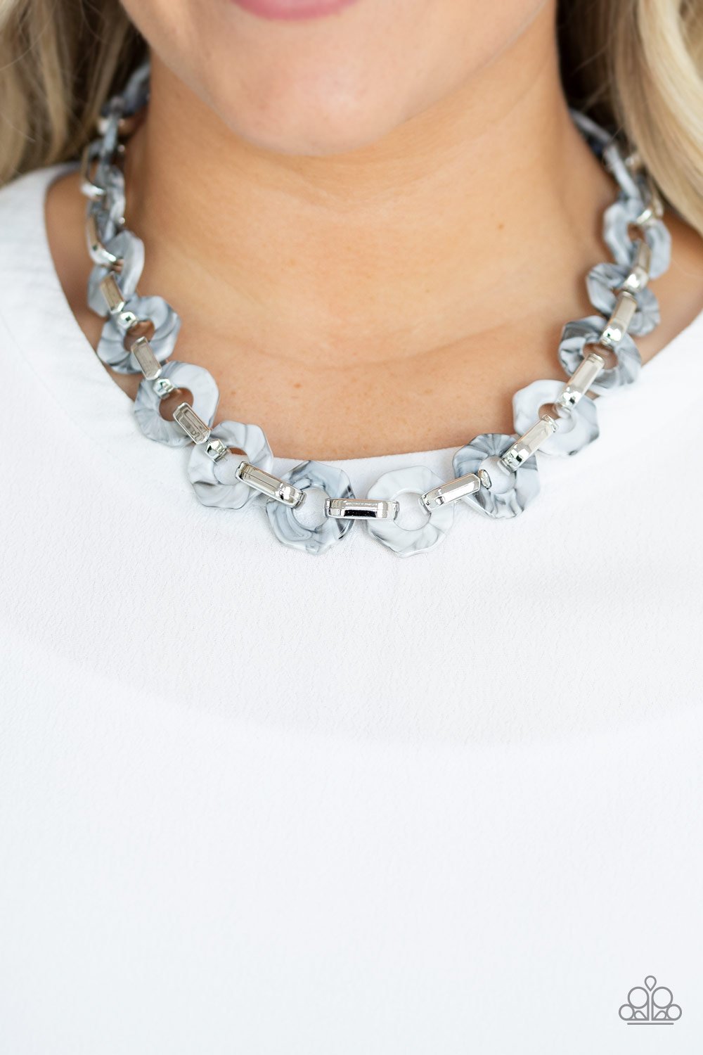 Fashionista Fever - silver - Paparazzi necklace