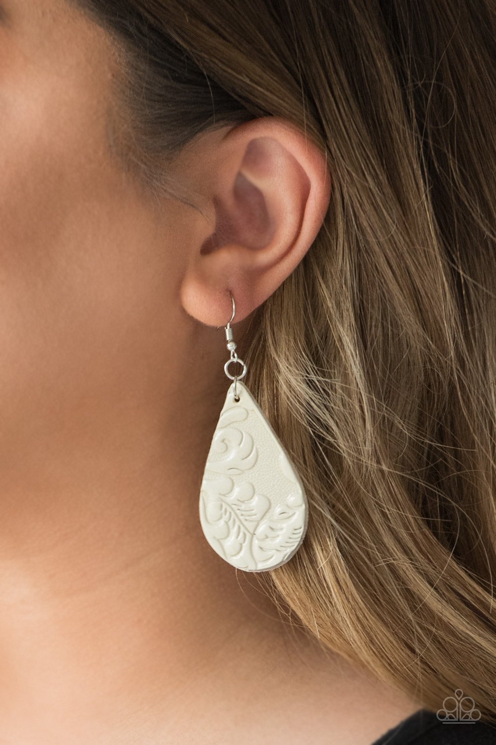 Feelin Groovy - white - Paparazzi earrings