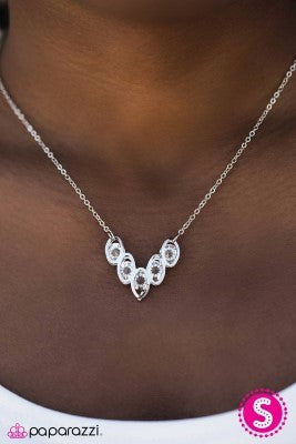 Flying V - Paparazzi necklace