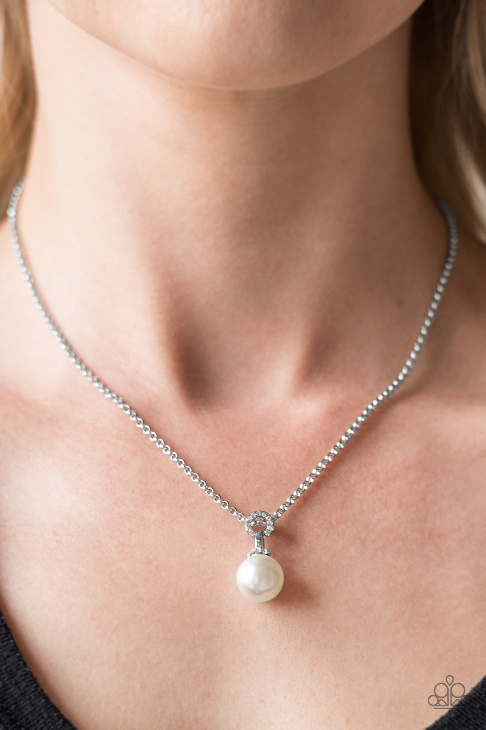 Glamour Girl - white - Paparazzi necklace