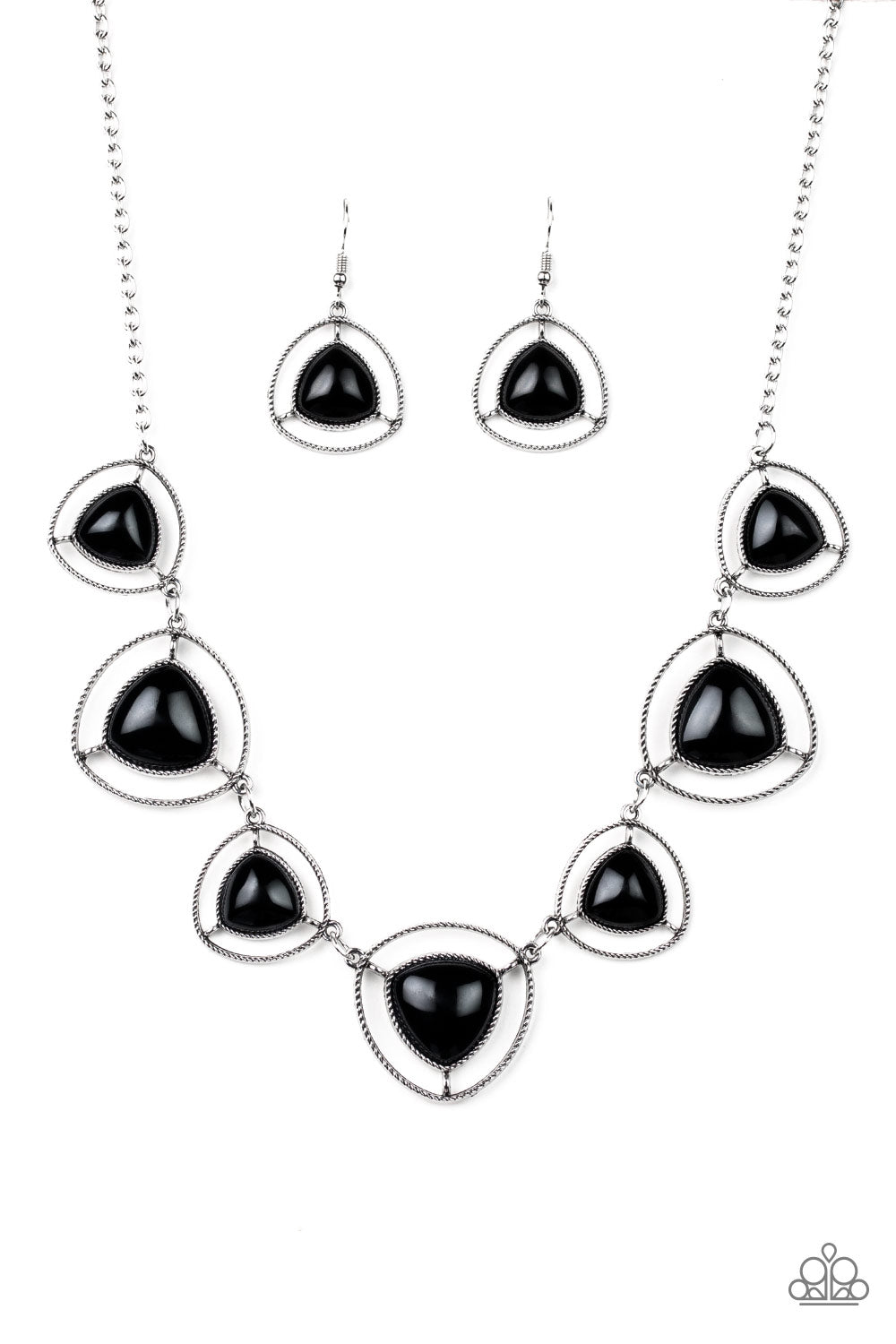 Make a Point - black - Paparazzi necklace