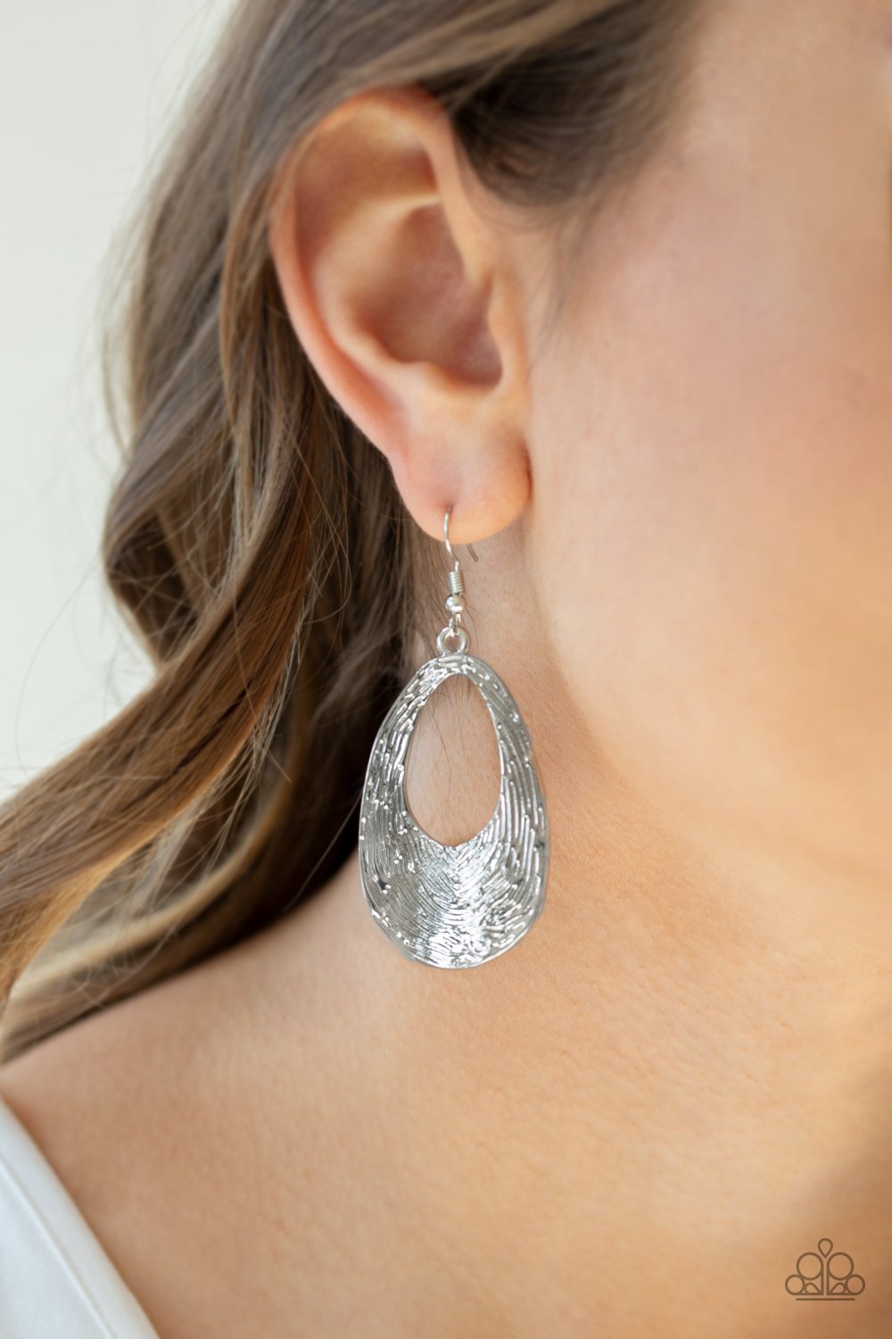 Mean Sheen - silver - Paparazzi earrings
