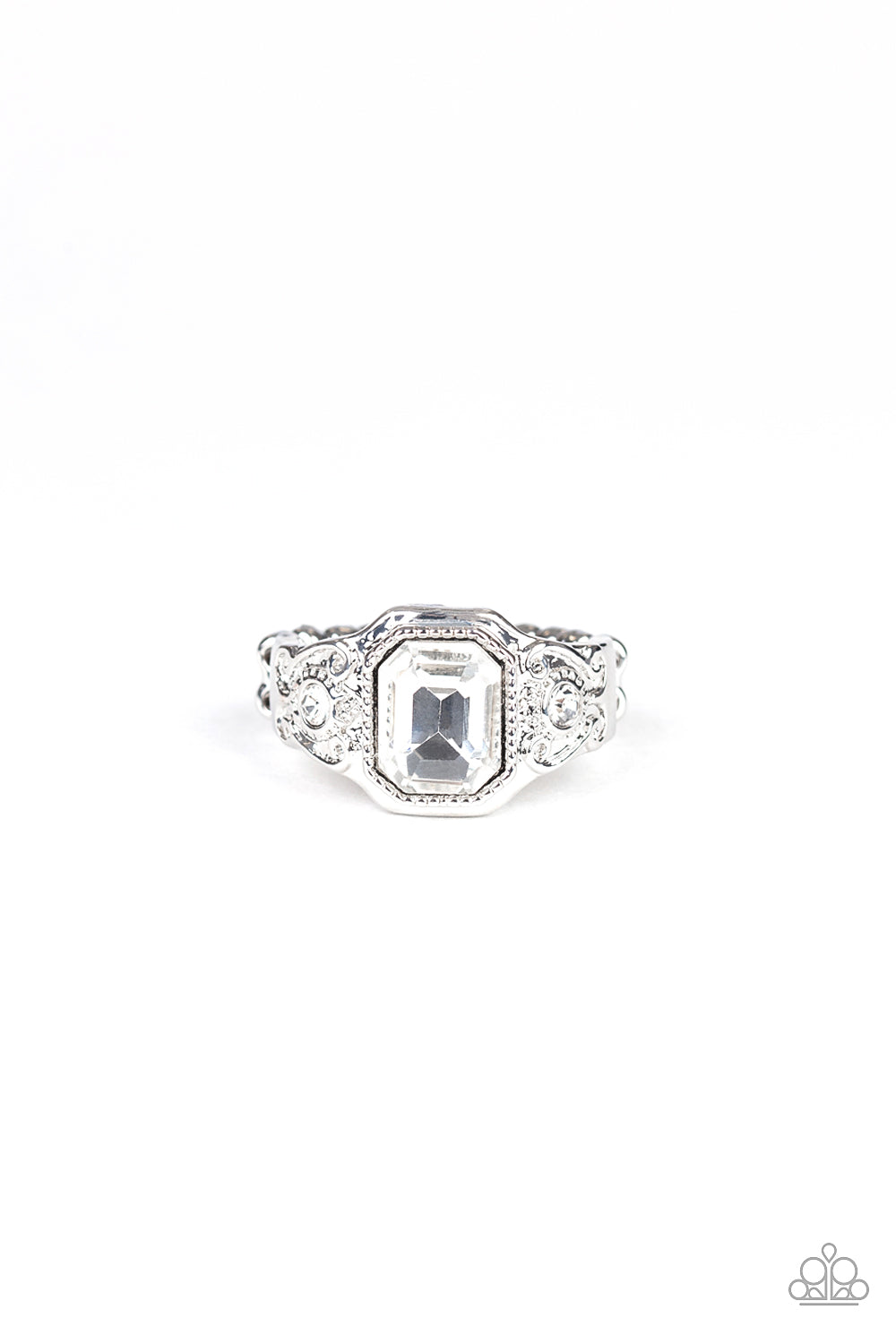 Out for the COUNTESS - white - Paparazzi ring