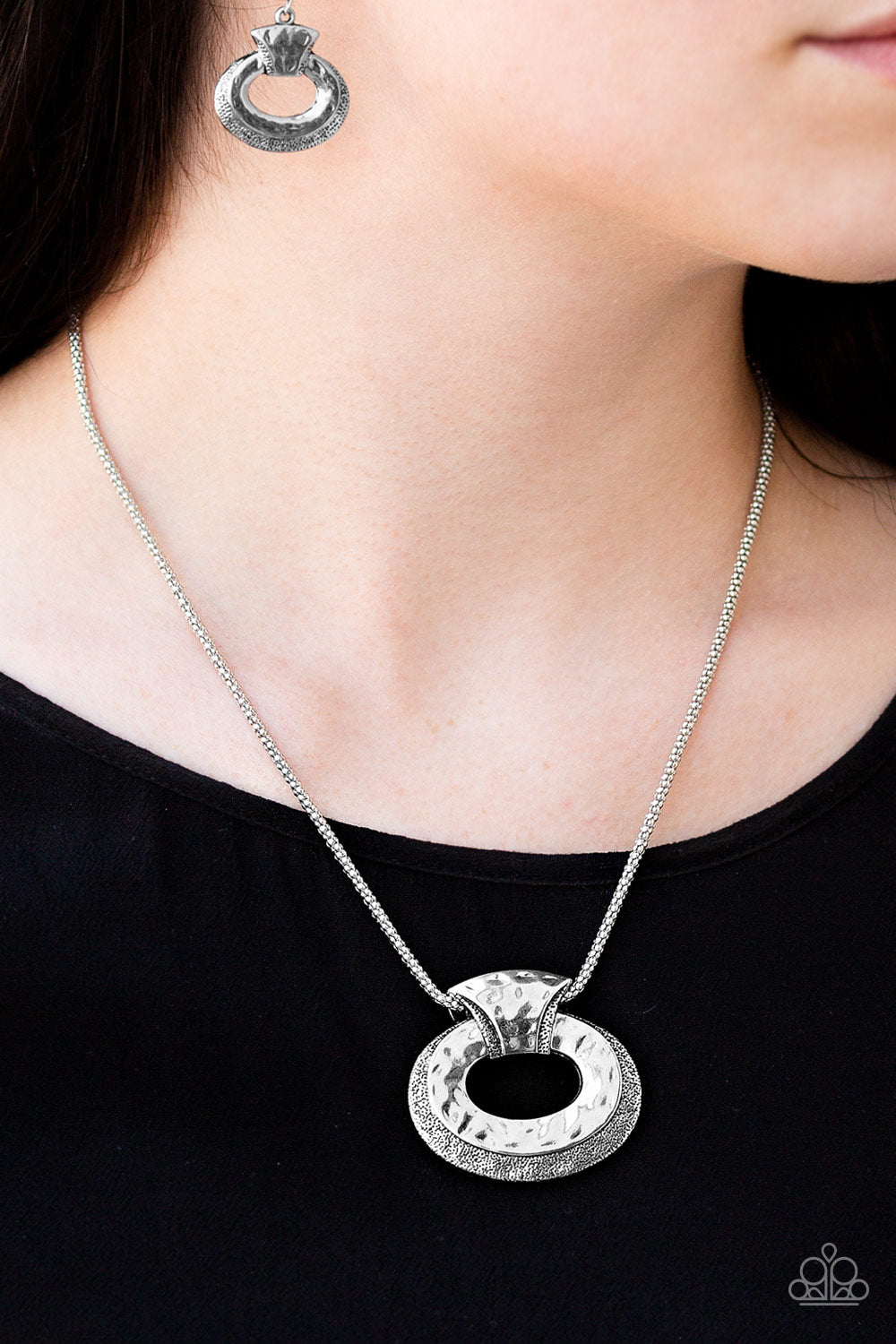 Retro Rebel - silver - Paparazzi necklace