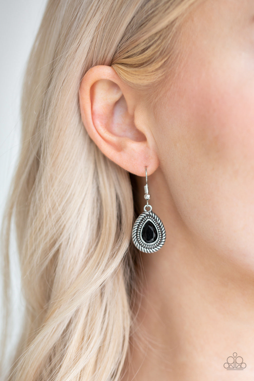 Sheen Queen - black - Paparazzi necklace