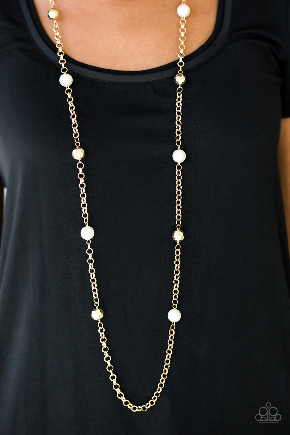 Showroom Shimmer - gold - Paparazzi necklace