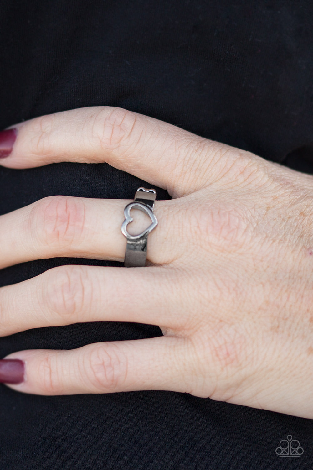 Skipping a Heartbeat - black - Paparazzi ring