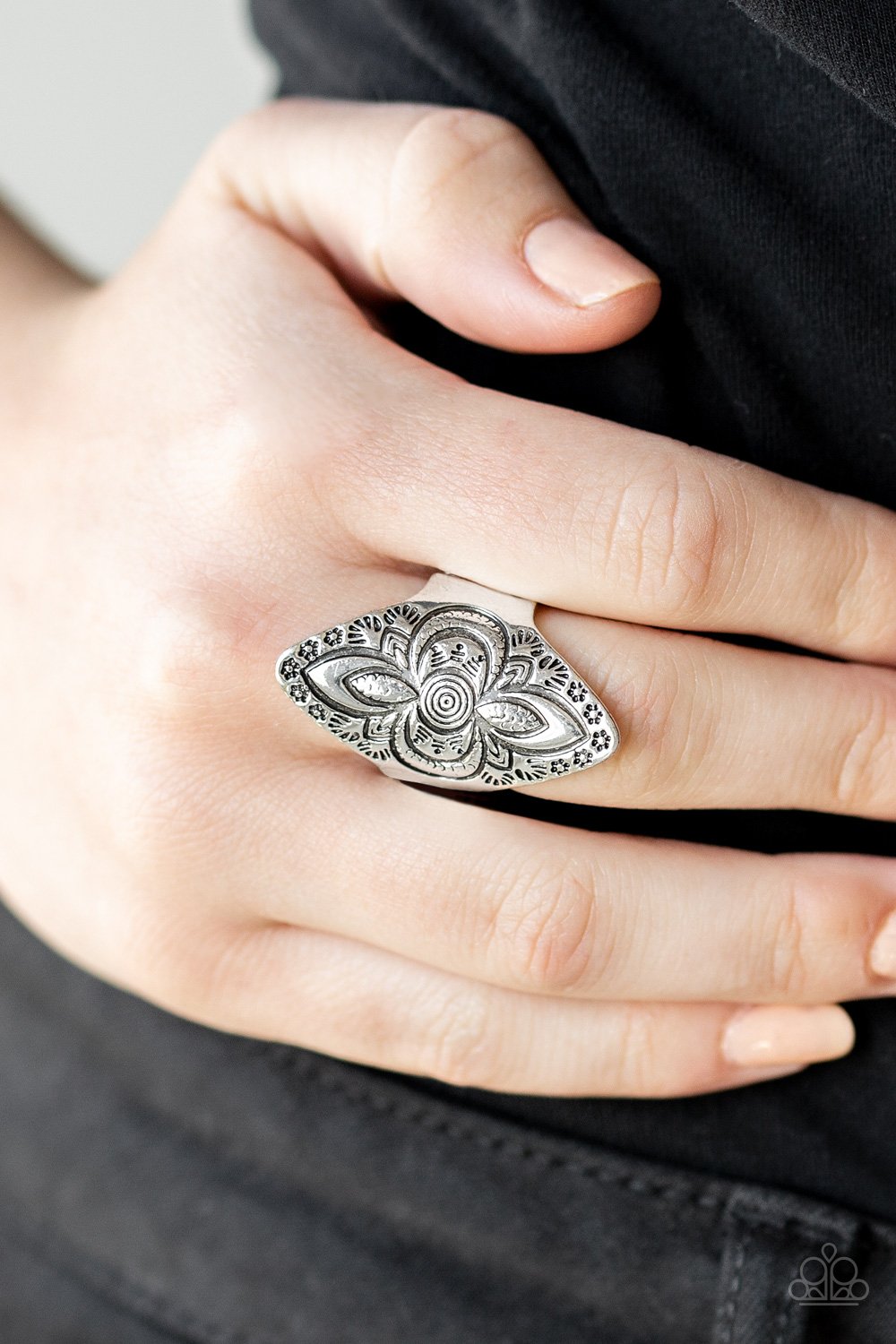 Tahiti Trek-silver-Paparazzi ring