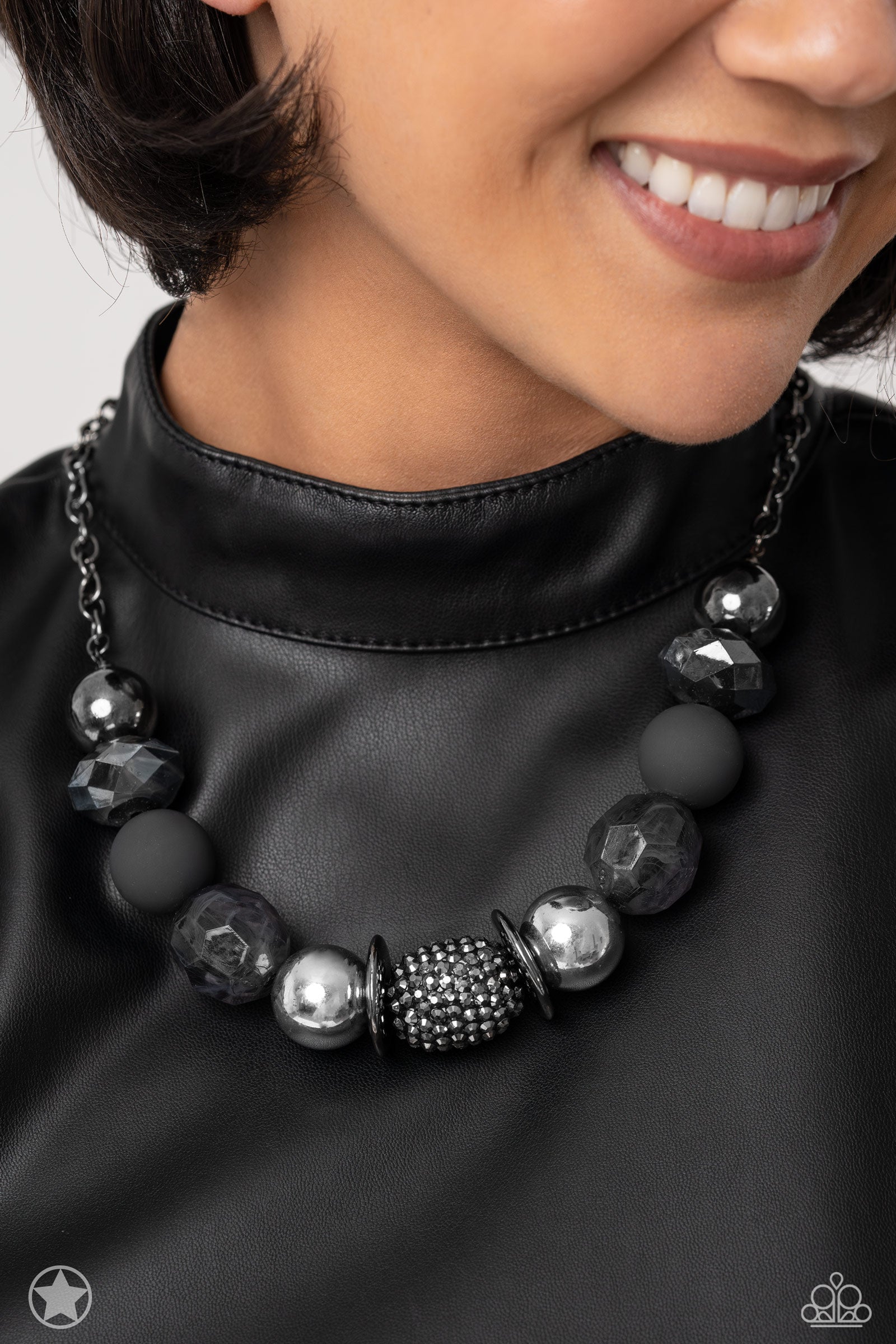 A Warm Welcome - black - Paparazzi necklace