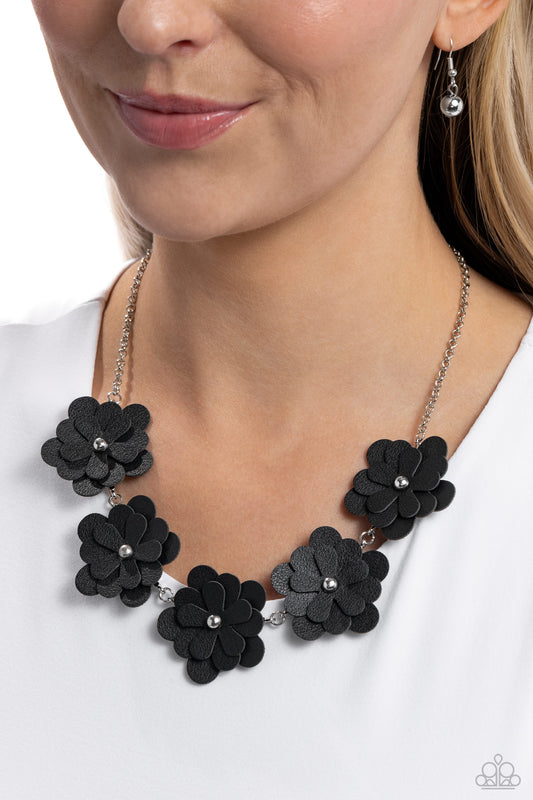 Balance of FLOWER - black - Paparazzi necklace