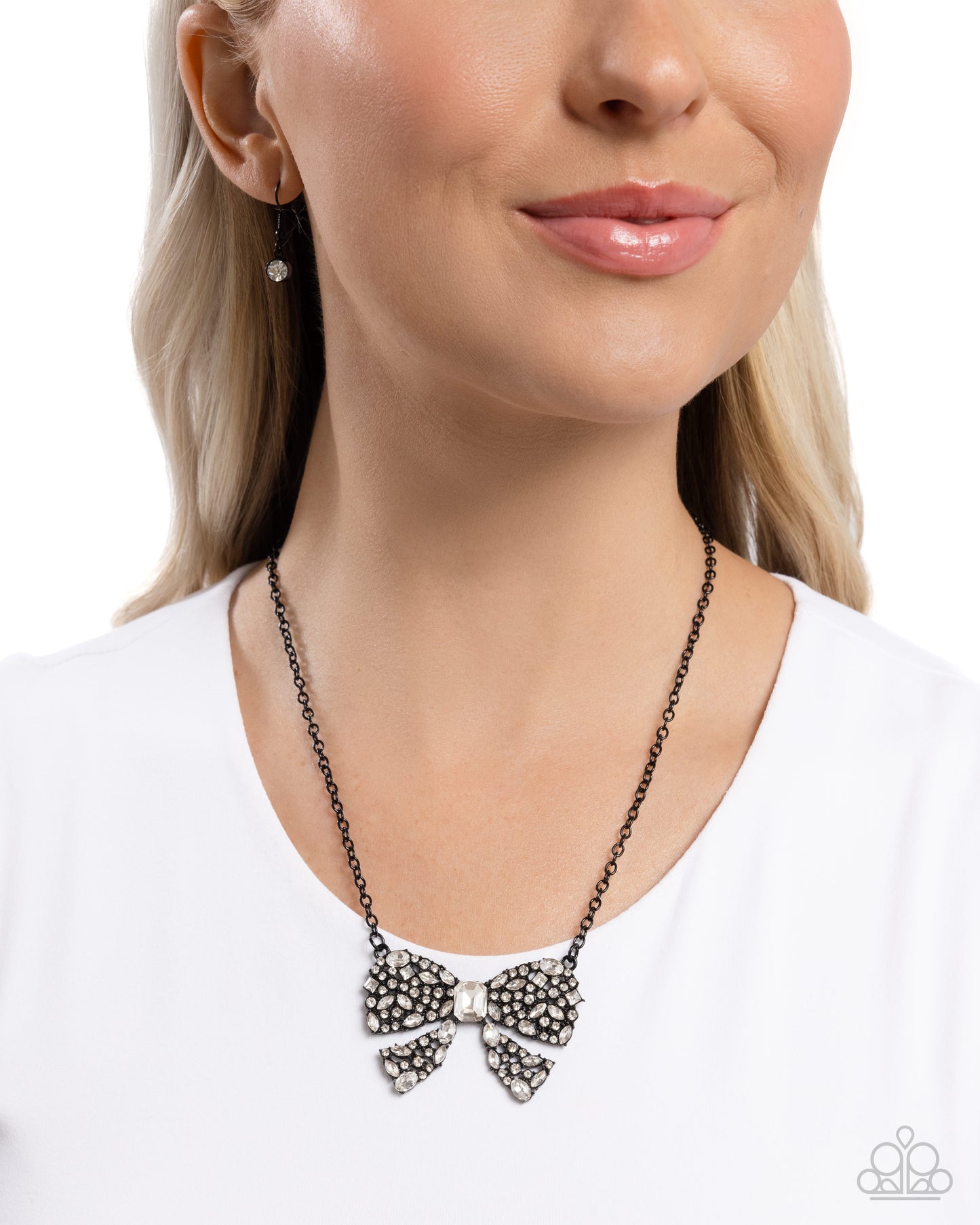 Bewitching Bow - black - Paparazzi necklace