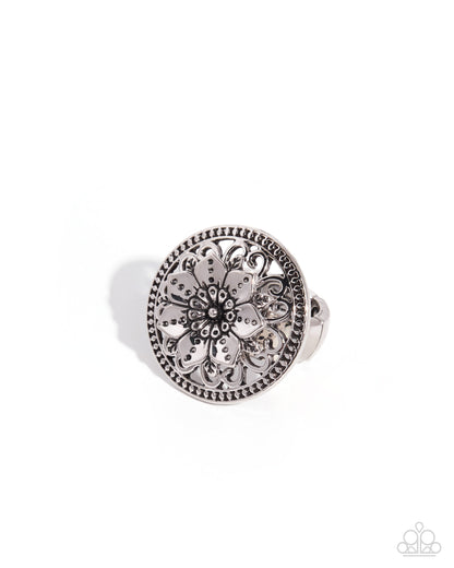 Blooming Blessing - silver - Paparazzi ring