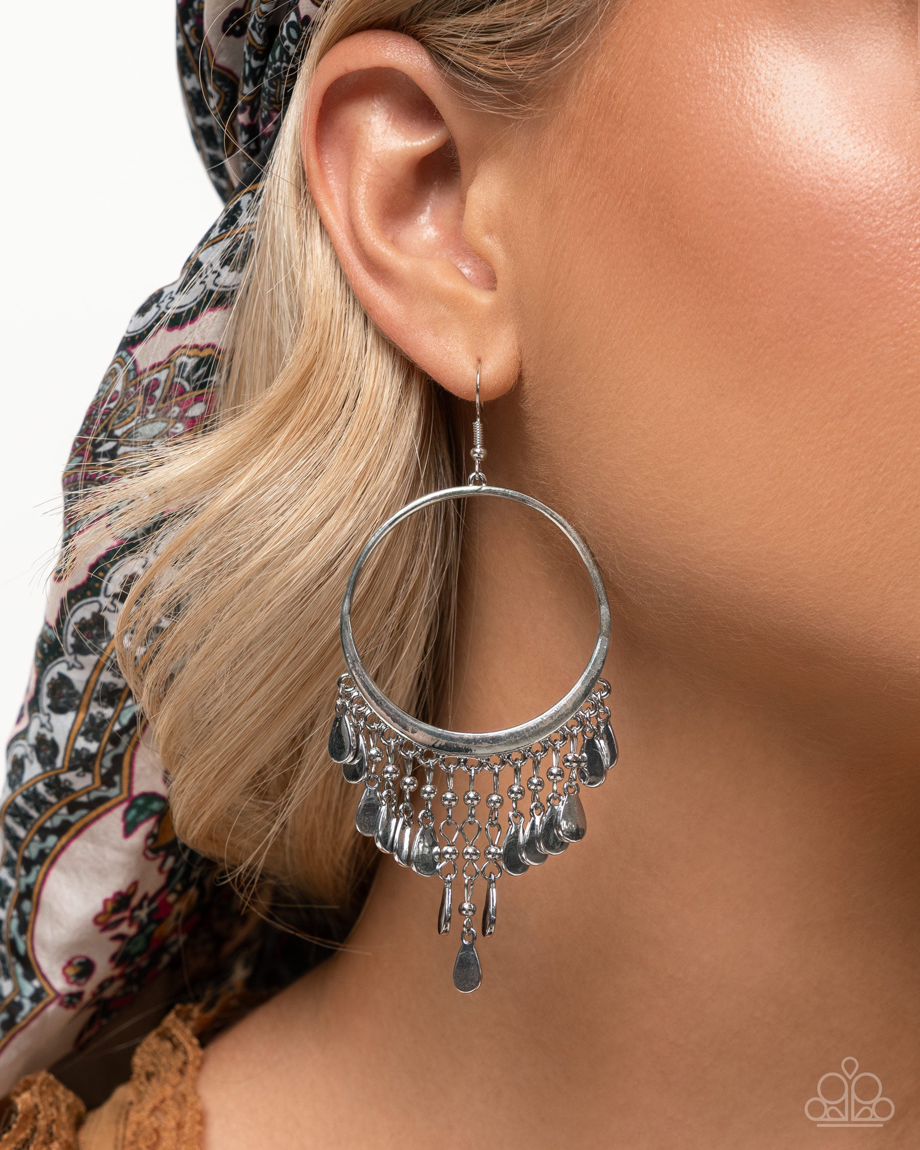 Chandelier Change - silver - Paparazzi earrings