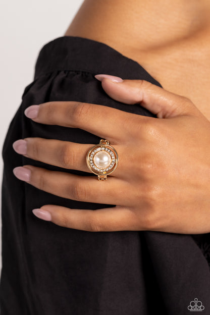 Chic Center - gold - Paparazzi ring