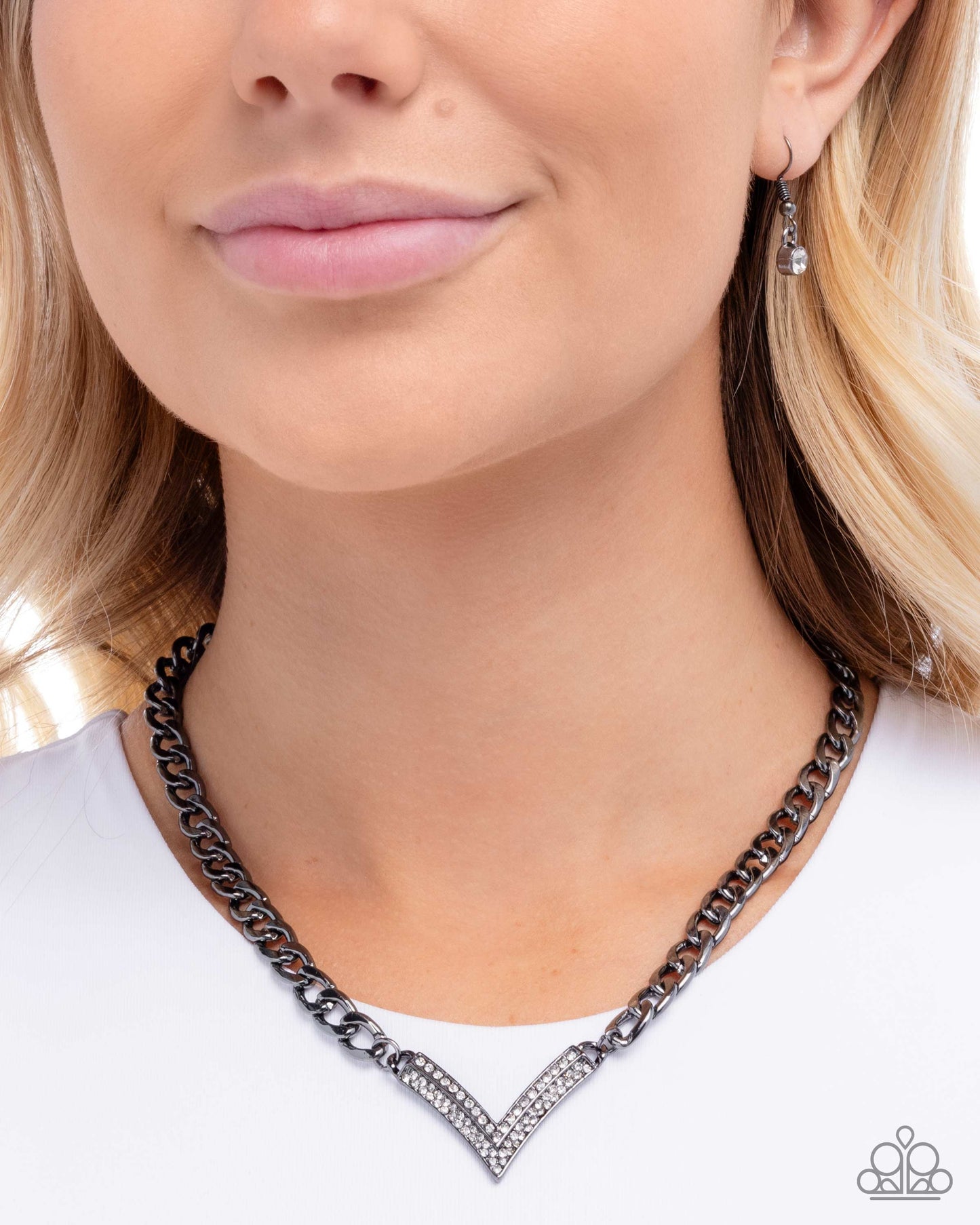 Confident Chevron - black - Paparazzi necklace