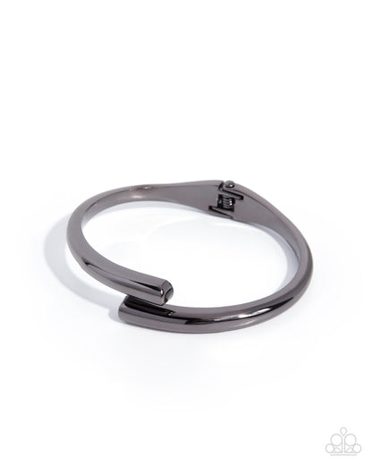Confident Credit - black - Paparazzi bracelet