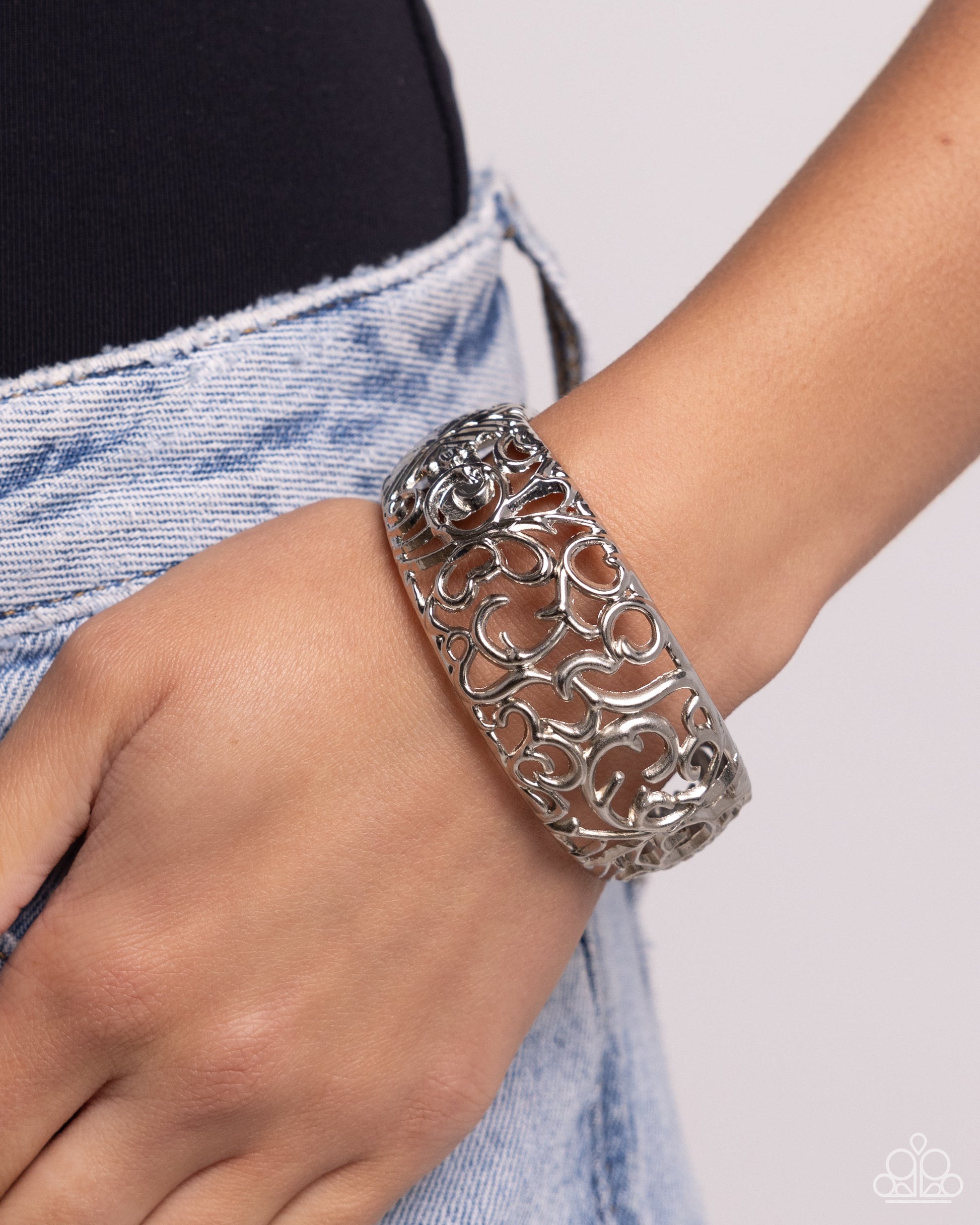 Courtyard Couture - silver - Paparazzi bracelet