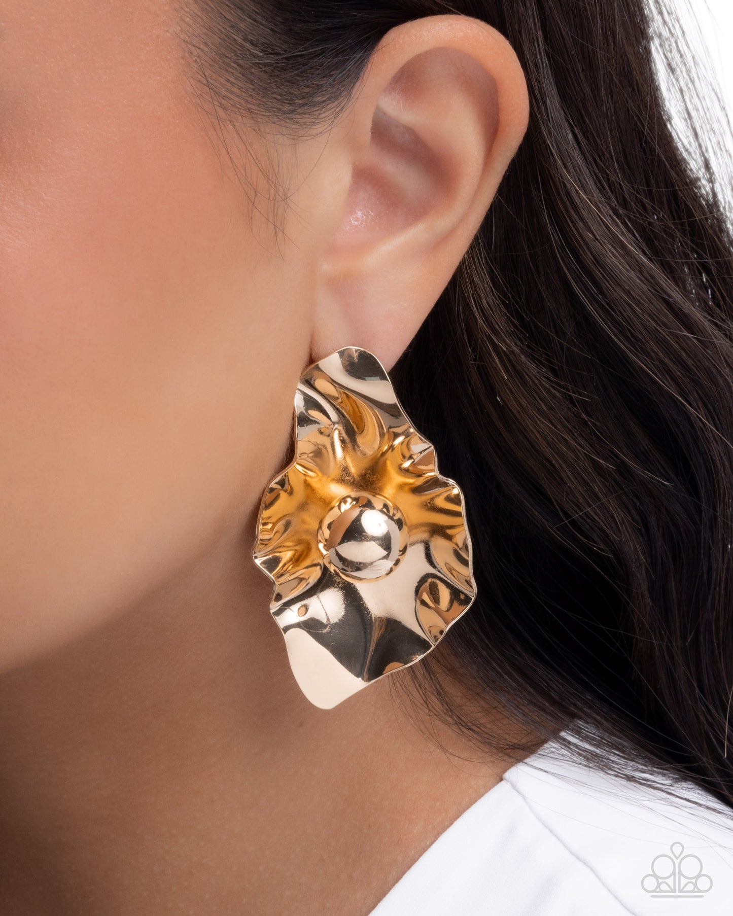 Crinkled Catwalk - gold - Paparazzi earrings