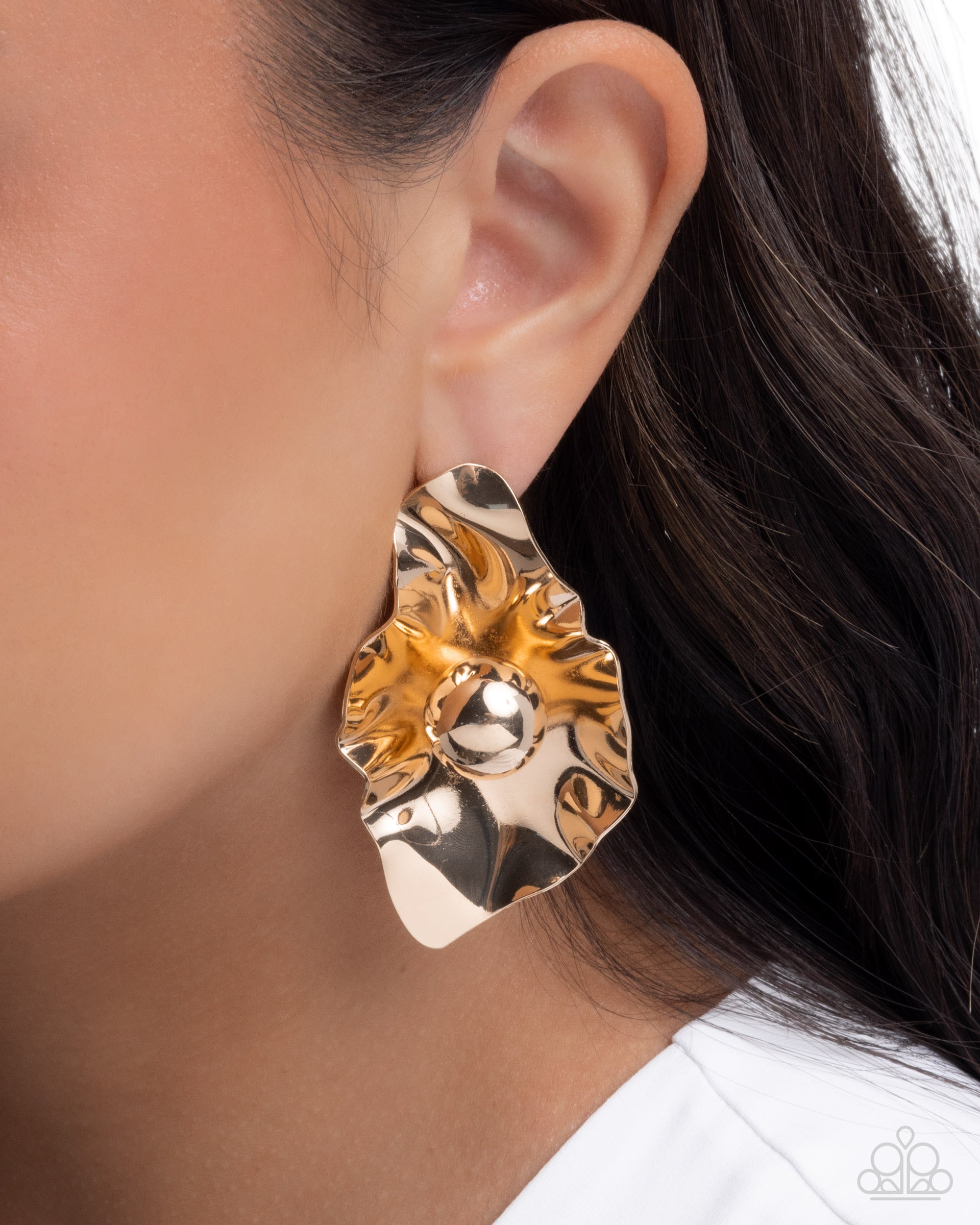 Crinkled Catwalk - gold - Paparazzi earrings
