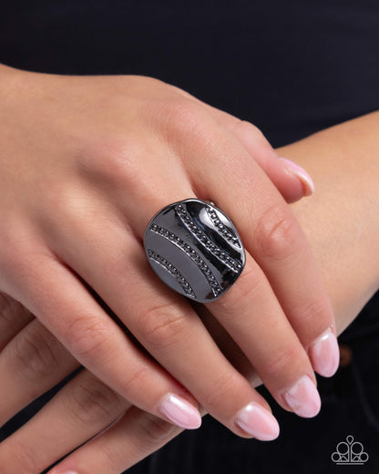 Daring Dots - black - Paparazzi ring