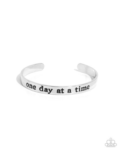 Day By Day Delight - silver - Paparazzi bracelet