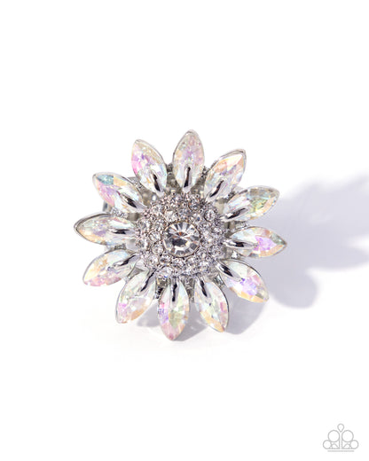 Dreamy Daisy - white - Paparazzi ring