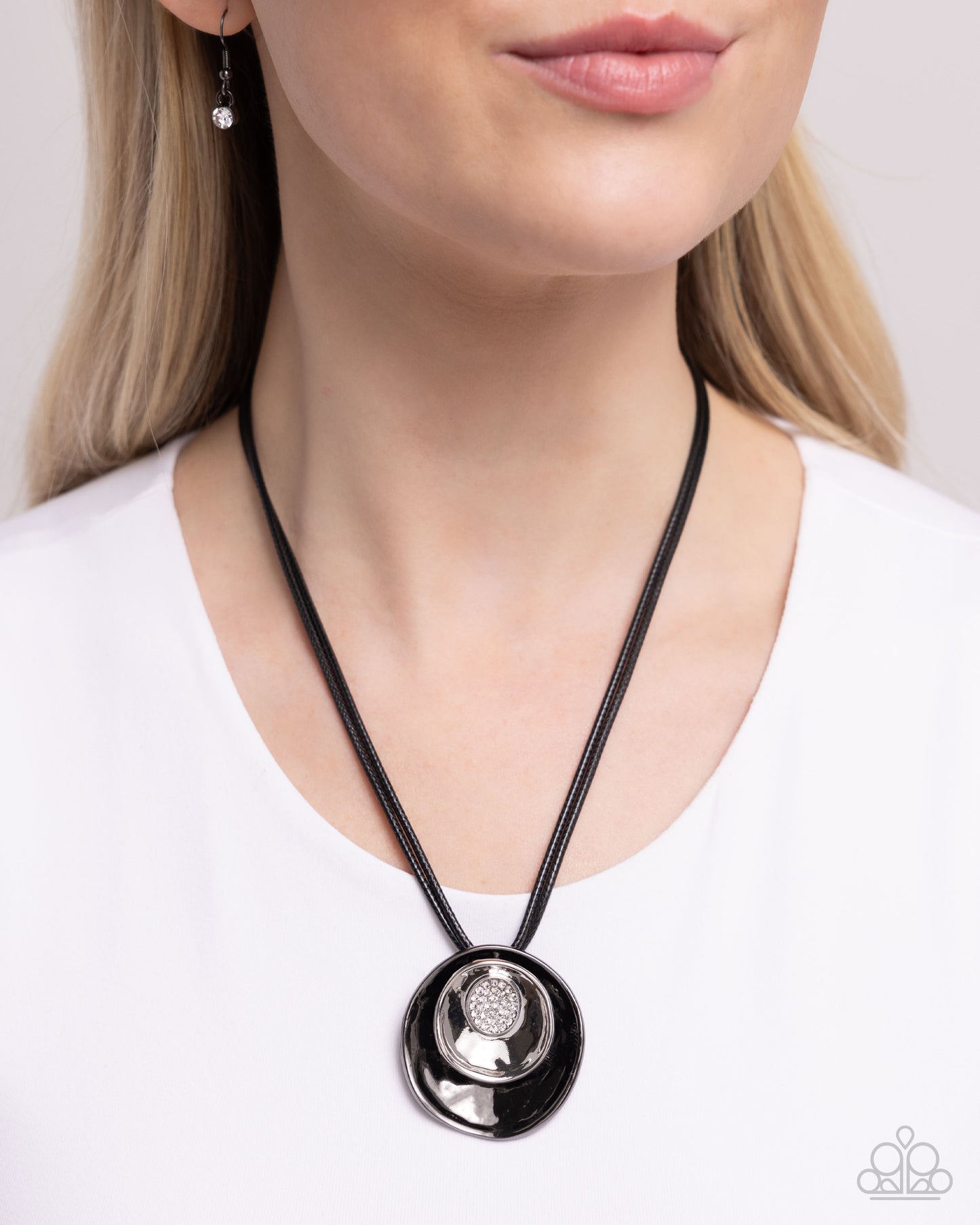 Duchess Disc - black - Paparazzi necklace