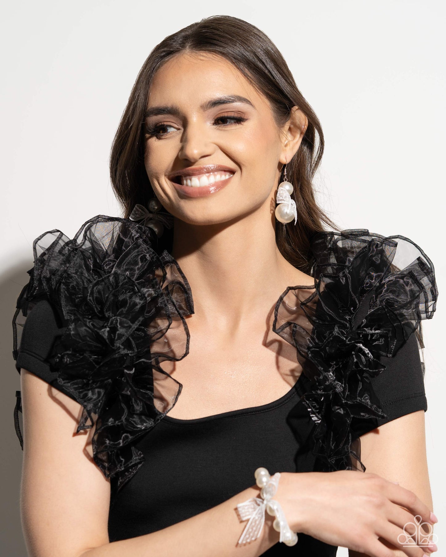 Elegance Ease - white - Paparazzi earrings