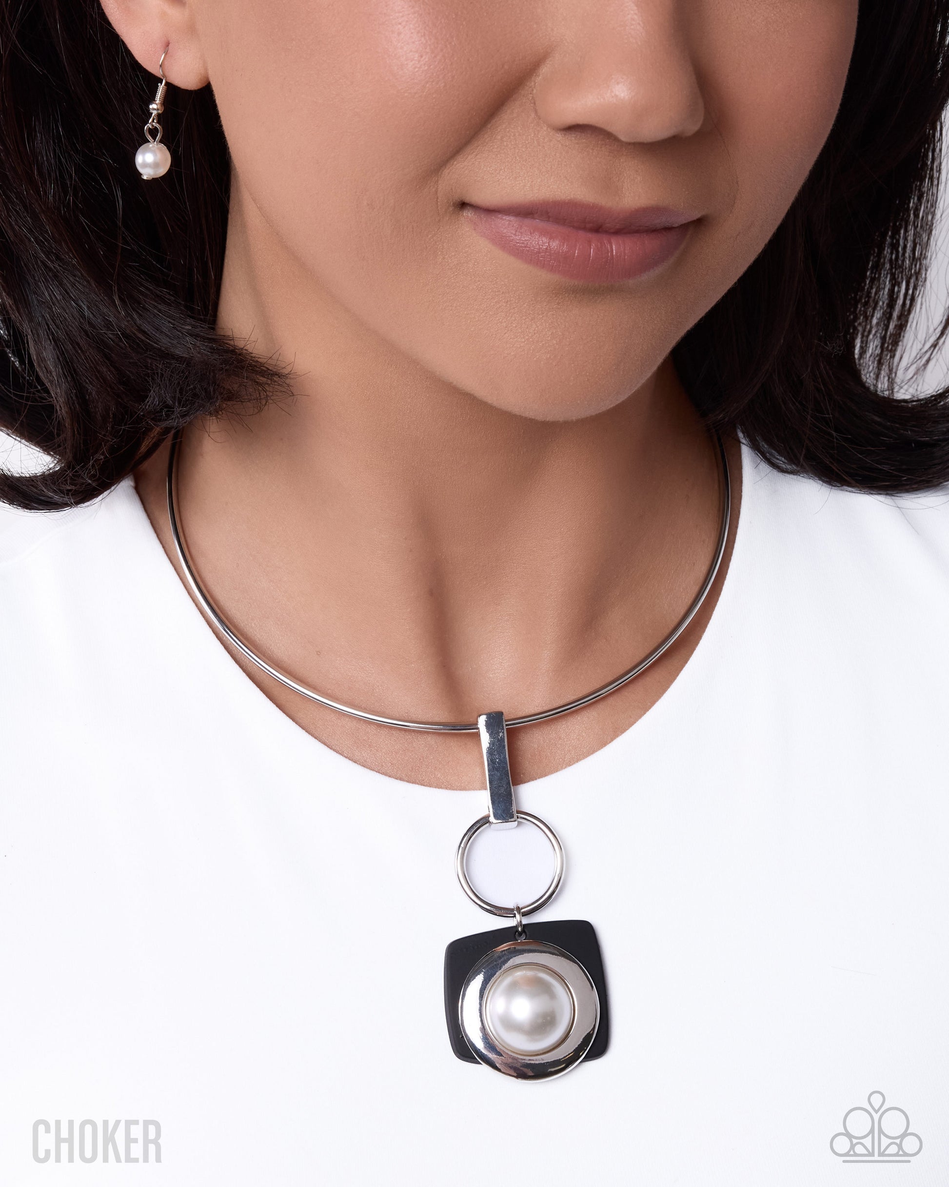 Elegant Entrance - black - Paparazzi necklace