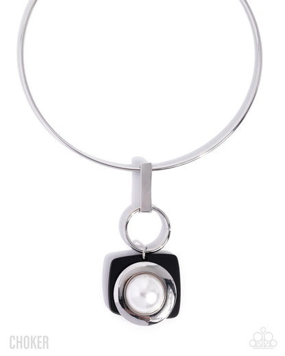 Elegant Entrance - black - Paparazzi necklace