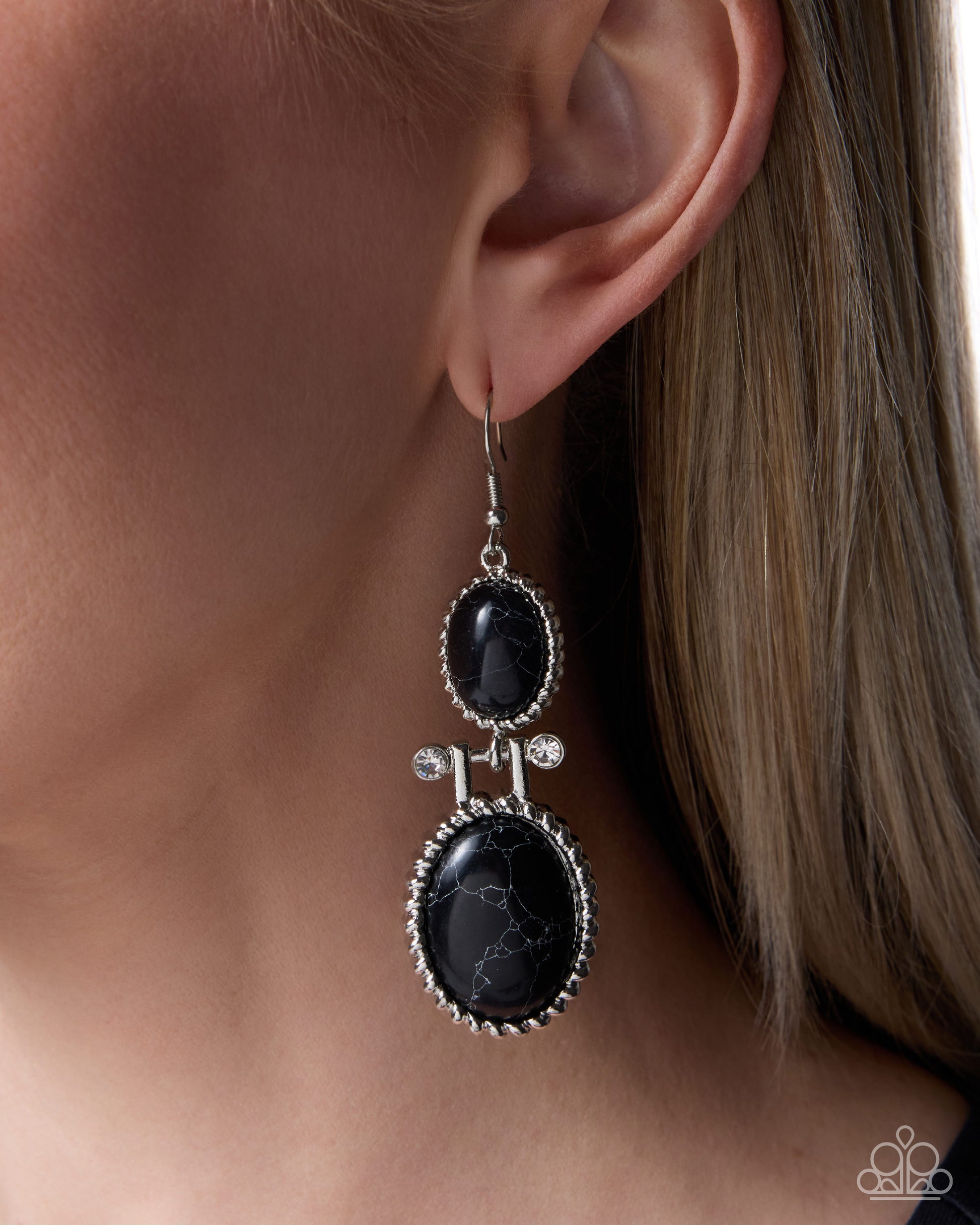 Elevated Element - black - Paparazzi earrings